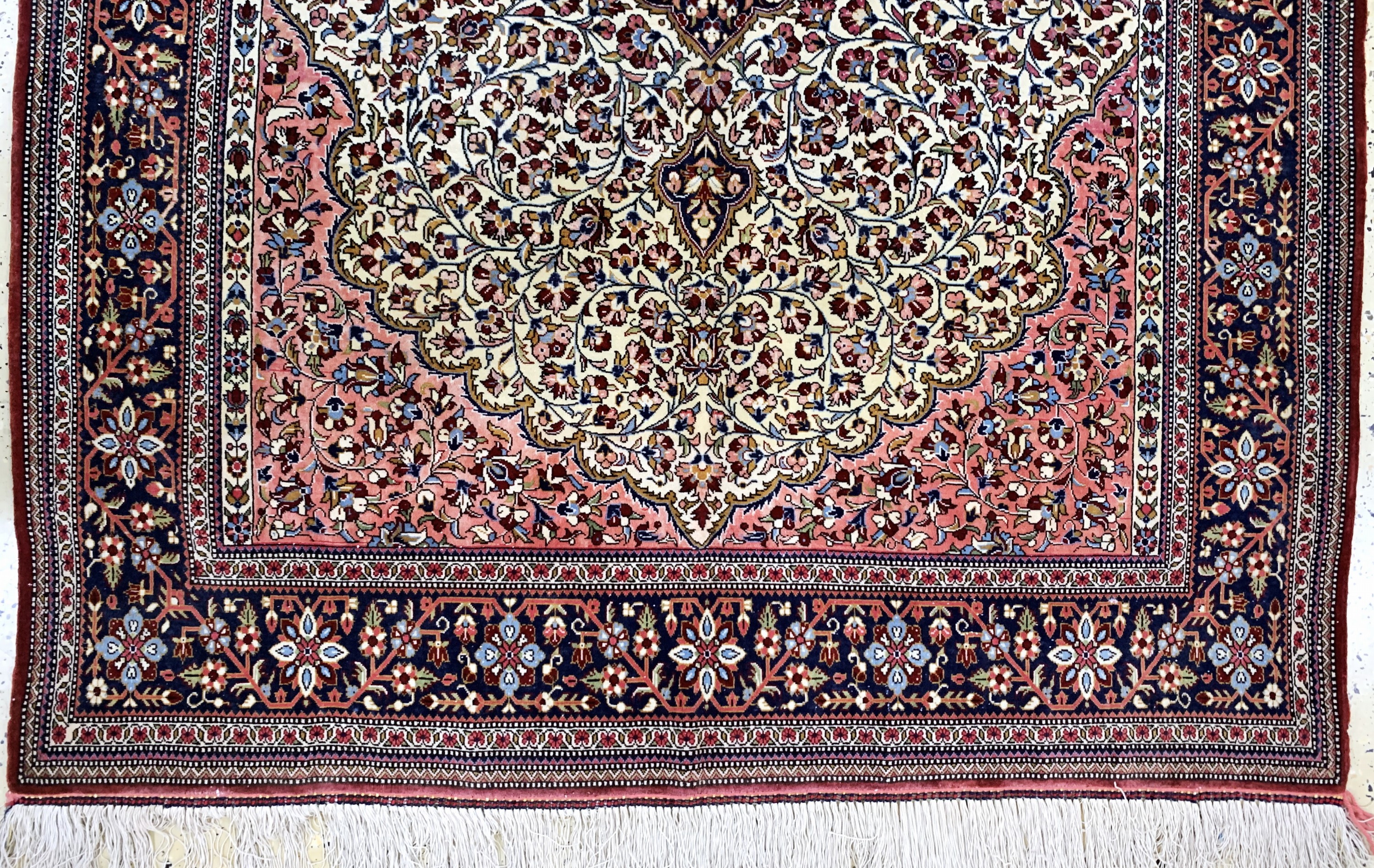 Detail c: Ghom Kork fein, Persien, Ende 20.Jhd, Korkwolle auf Baumwolle, ca. 200 x 135 cm, EHZ: 2-3, Fransen erneuert, Abrasch