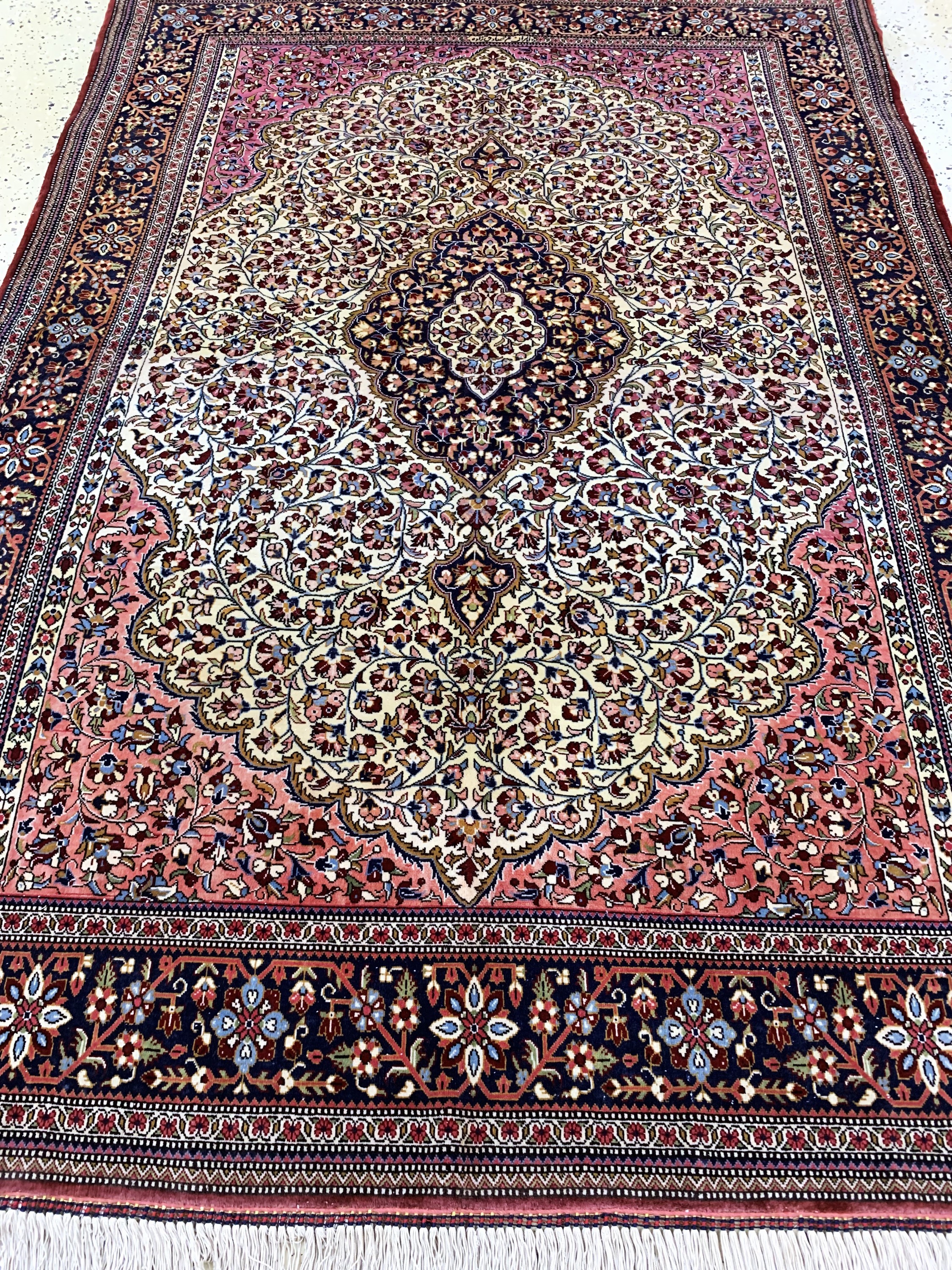 Detail d: Ghom Kork fein, Persien, Ende 20.Jhd, Korkwolle auf Baumwolle, ca. 200 x 135 cm, EHZ: 2-3, Fransen erneuert, Abrasch