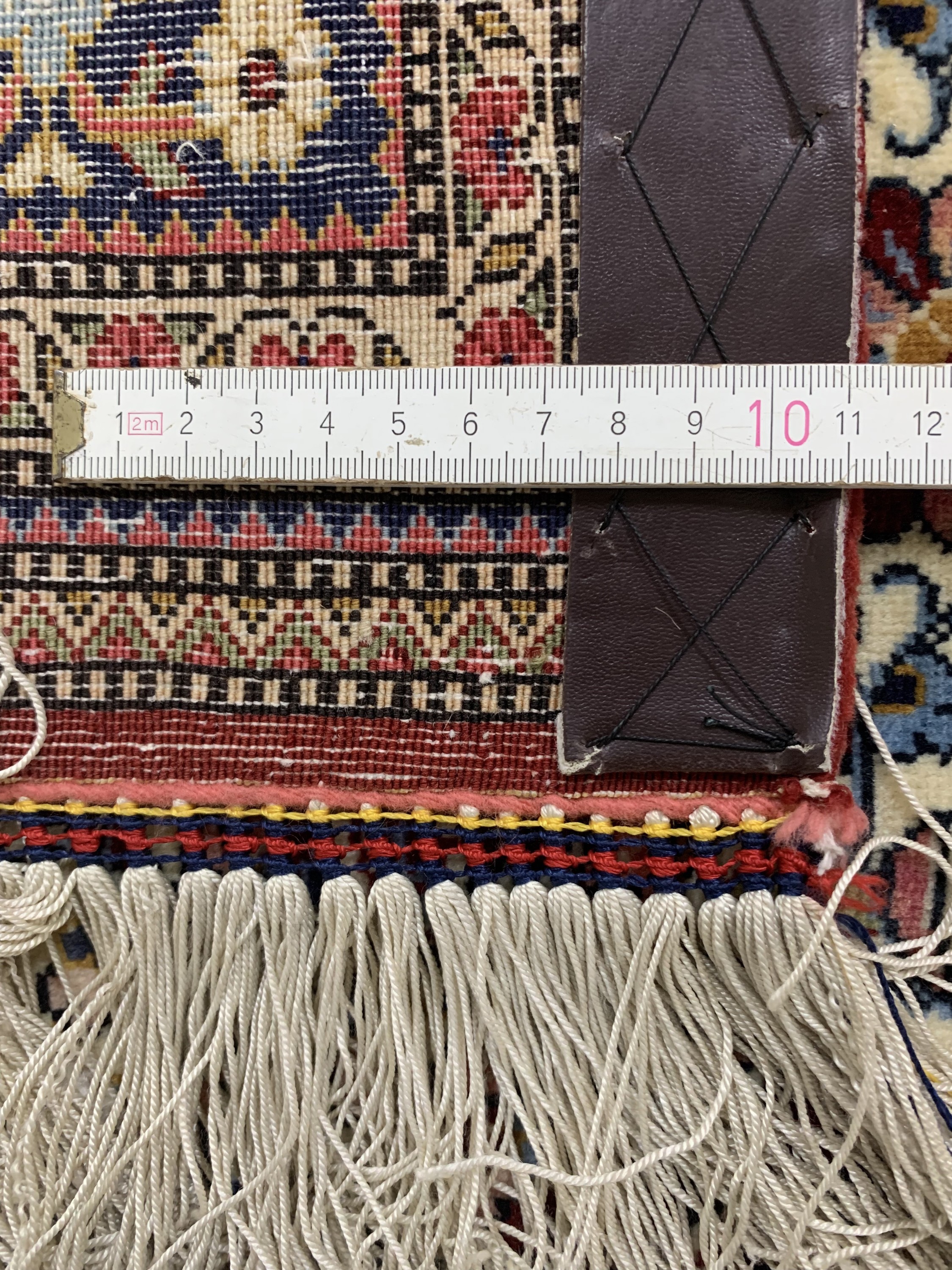 Detail e: Ghom Kork fein, Persien, Ende 20.Jhd, Korkwolle auf Baumwolle, ca. 200 x 135 cm, EHZ: 2-3, Fransen erneuert, Abrasch