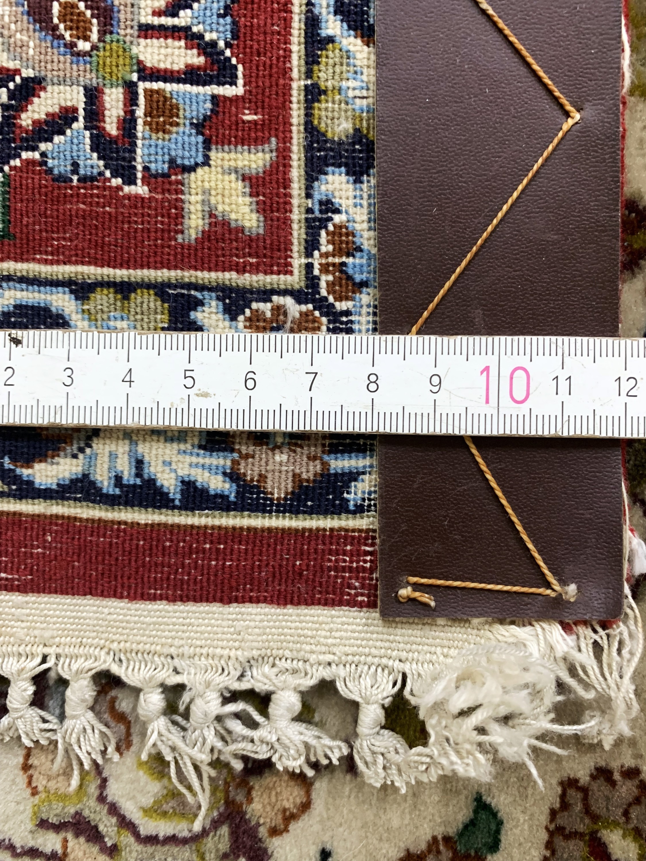 Detail e: Esfahan fein, Persien, Mitte 20.Jhd, Korkwolle mit und auf Seide, ca. 165 x 110 cm,Mottenfraß am Rändern), EHZ: 2