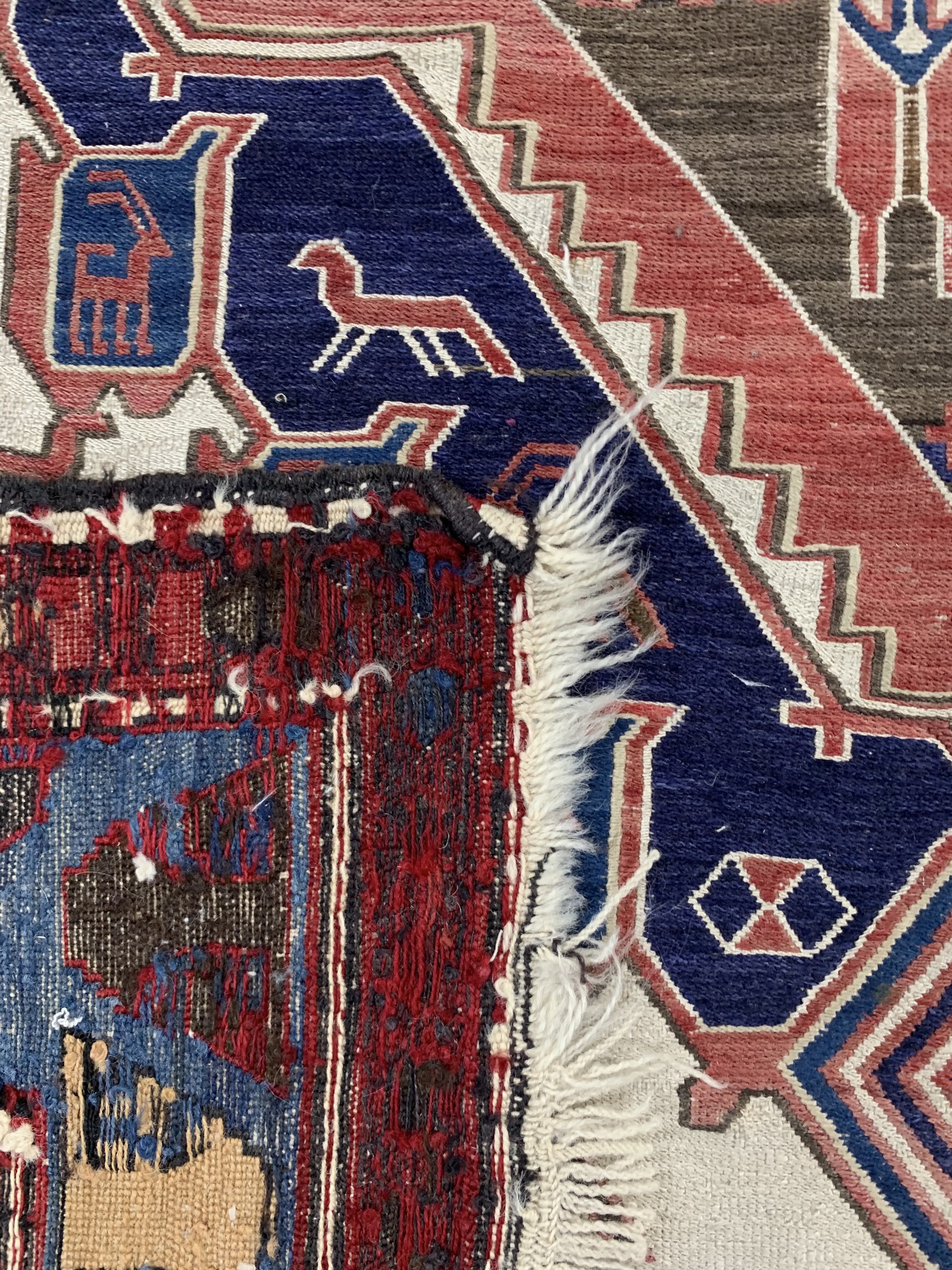 Detail e: Sumakh, Azerbaijan, Mitte 20.Jhd, Wolle aufBaumwolle, ca. 195 x 130 cm, EHZ: 2(verschmutzt)