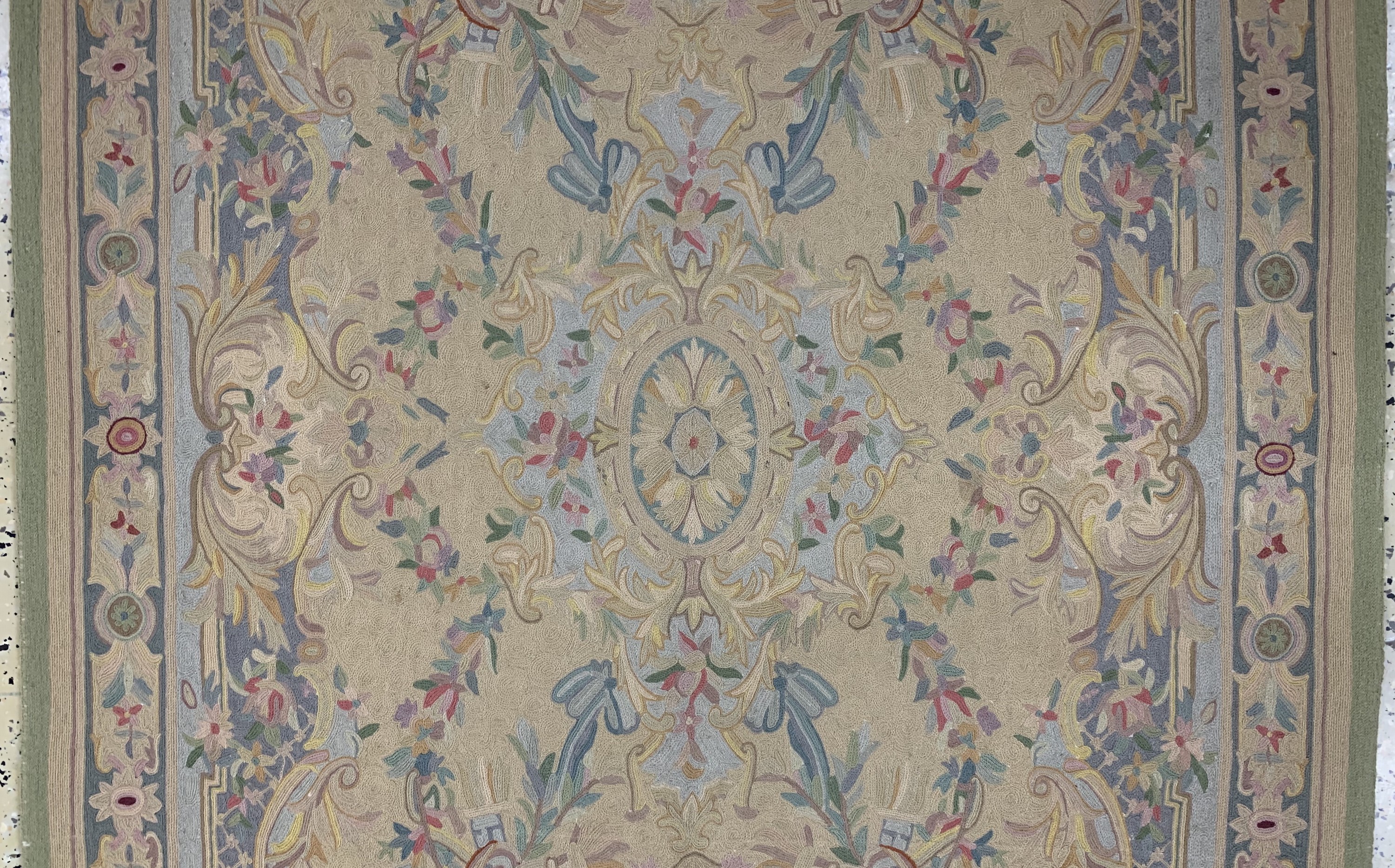 Detail b: Stickerei, Europa, Mitte 20.Jhd, Wolle bestickt auf Baumwolle, ca. 182 x 117 cm, EHZ:2