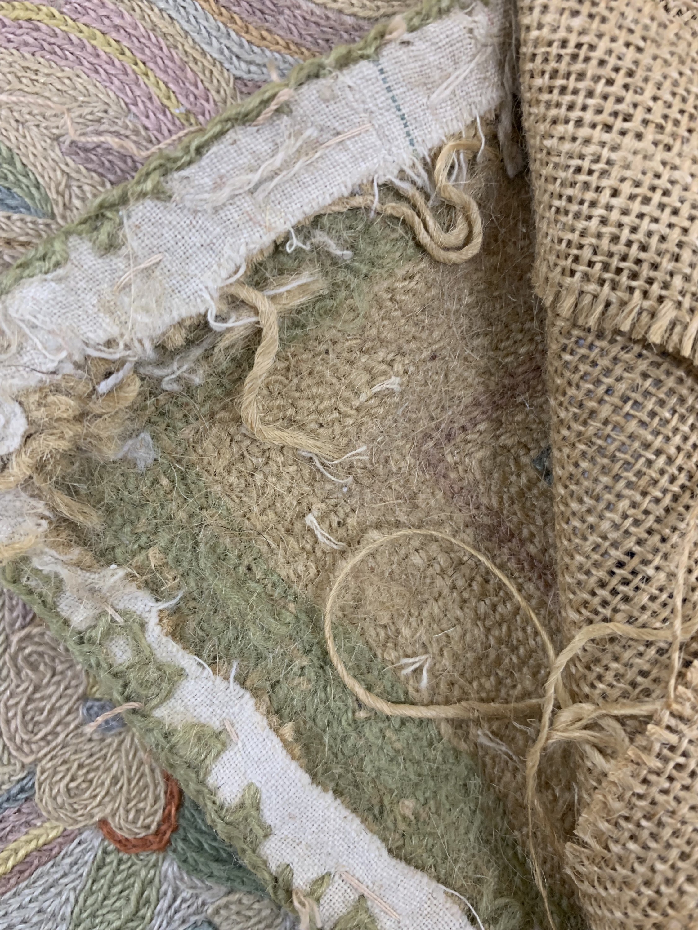 Detail e: Stickerei, Europa, Mitte 20.Jhd, Wolle bestickt auf Baumwolle, ca. 182 x 117 cm, EHZ:2