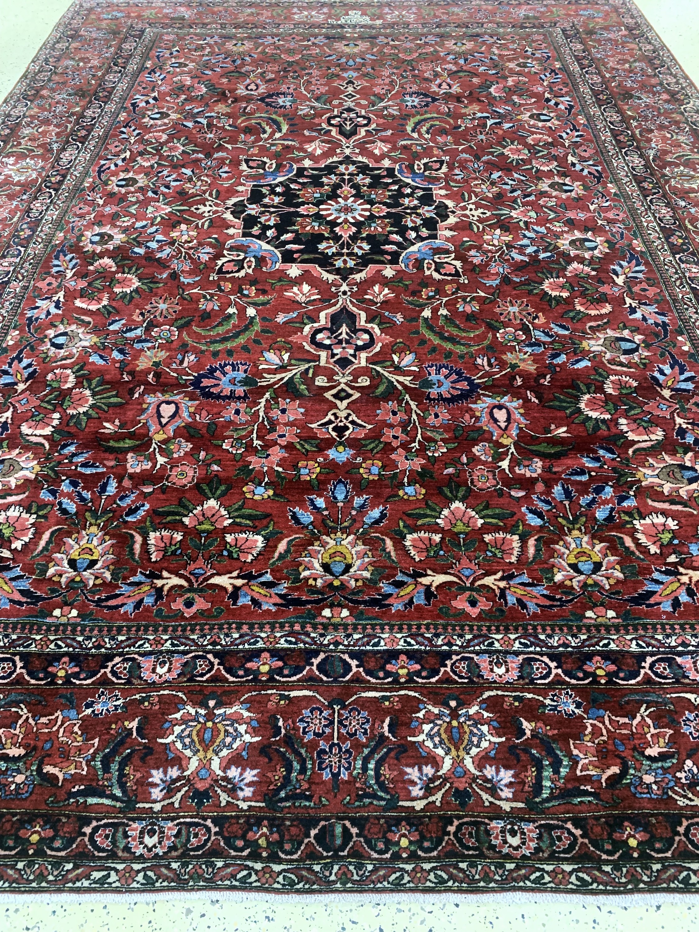 Detail h: Bachtiar alt Persien, signiert"Gholi Khane Bachtiari" datiert 1340(1961), Wolle auf Baumwolle, ca. 435 x 310 cm, EHZ: 1-2, (fachkundig ...