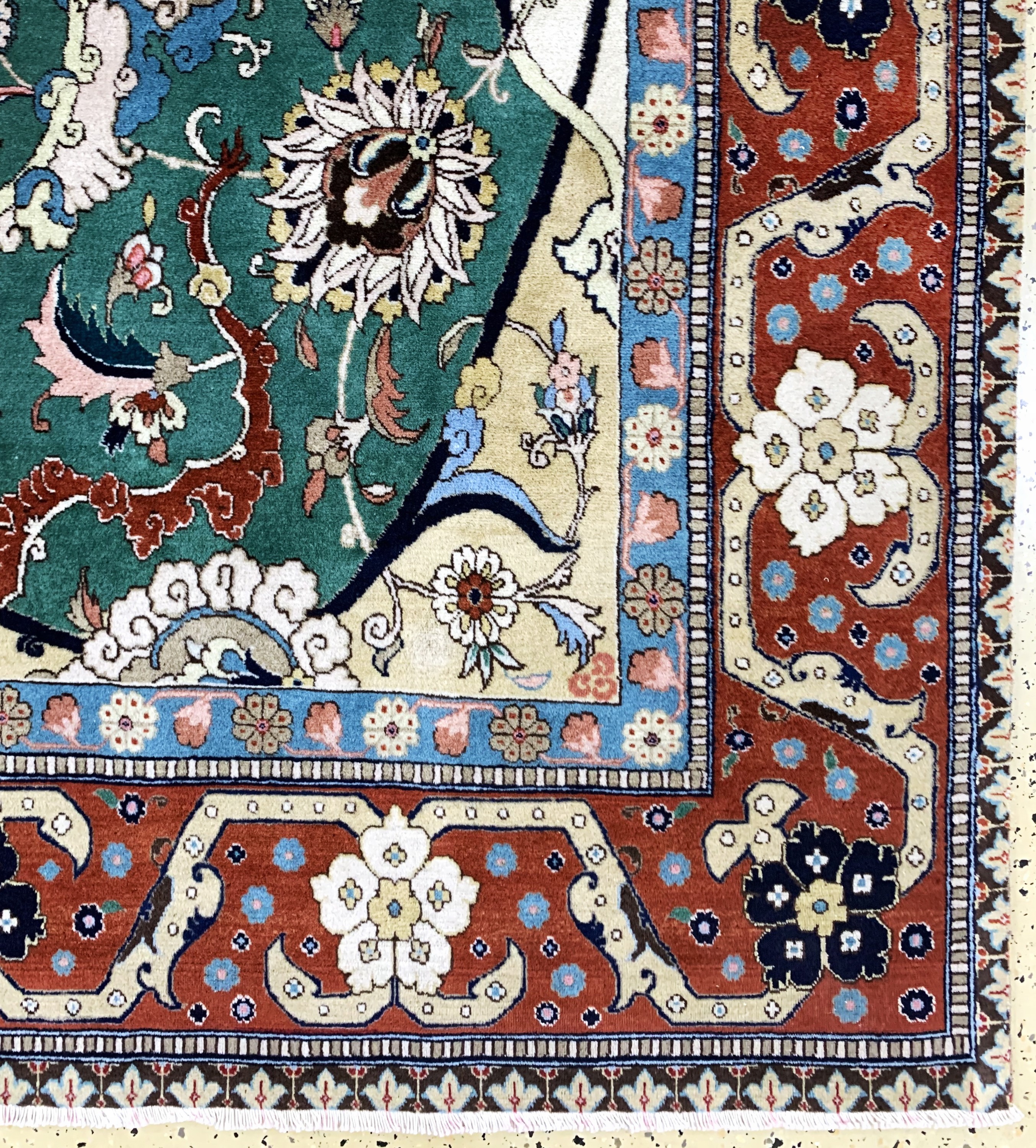 Detail a: Täbriz"Petag" signiert, Persien, Mitte 20.Jhd, Wolle auf Baumwolle, ca. 333 x 217 cm,minimal verkürzt, EHZ: 2-3, (fachkundig gereinigt)