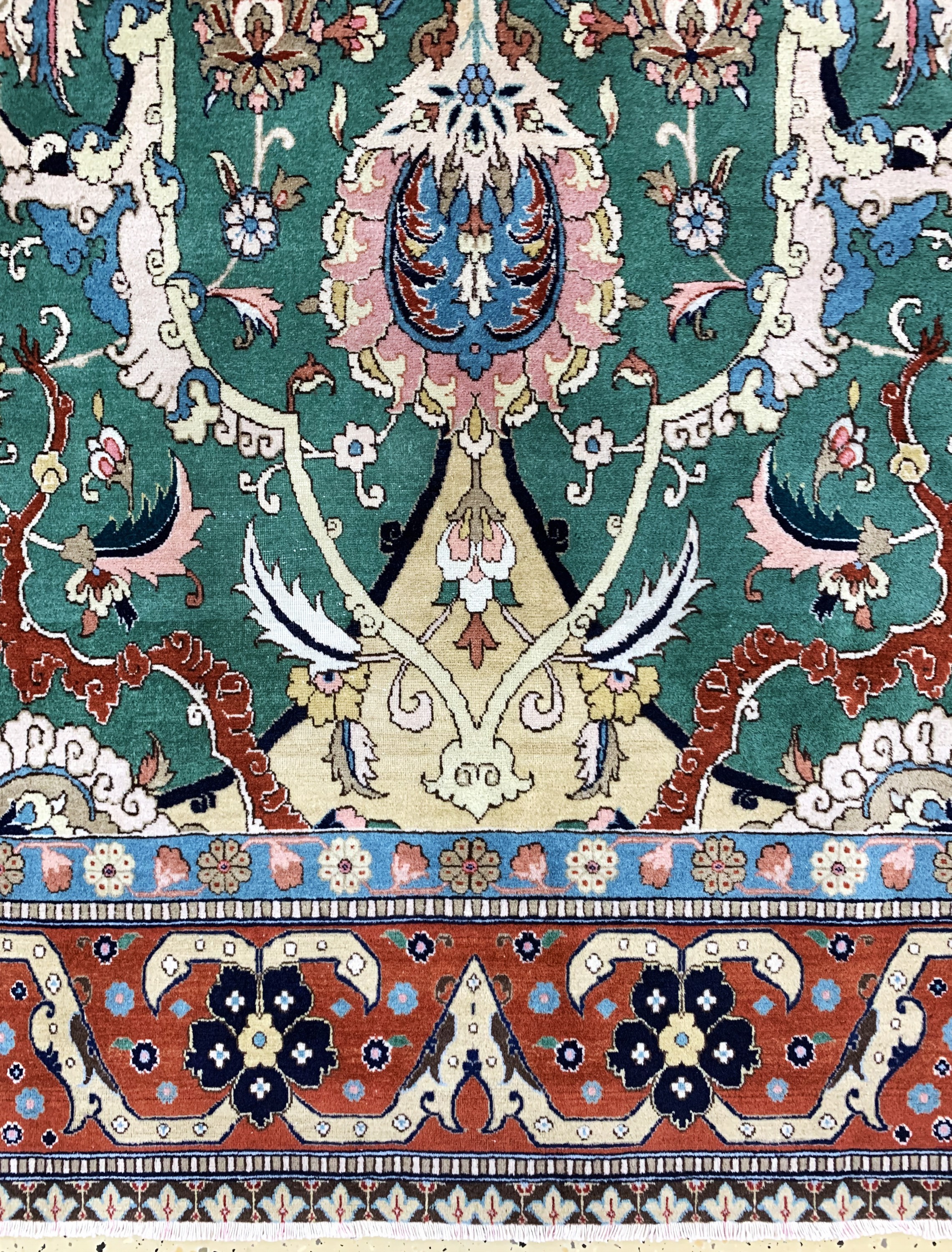 Detail c: Täbriz"Petag" signiert, Persien, Mitte 20.Jhd, Wolle auf Baumwolle, ca. 333 x 217 cm,minimal verkürzt, EHZ: 2-3, (fachkundig gereinigt)