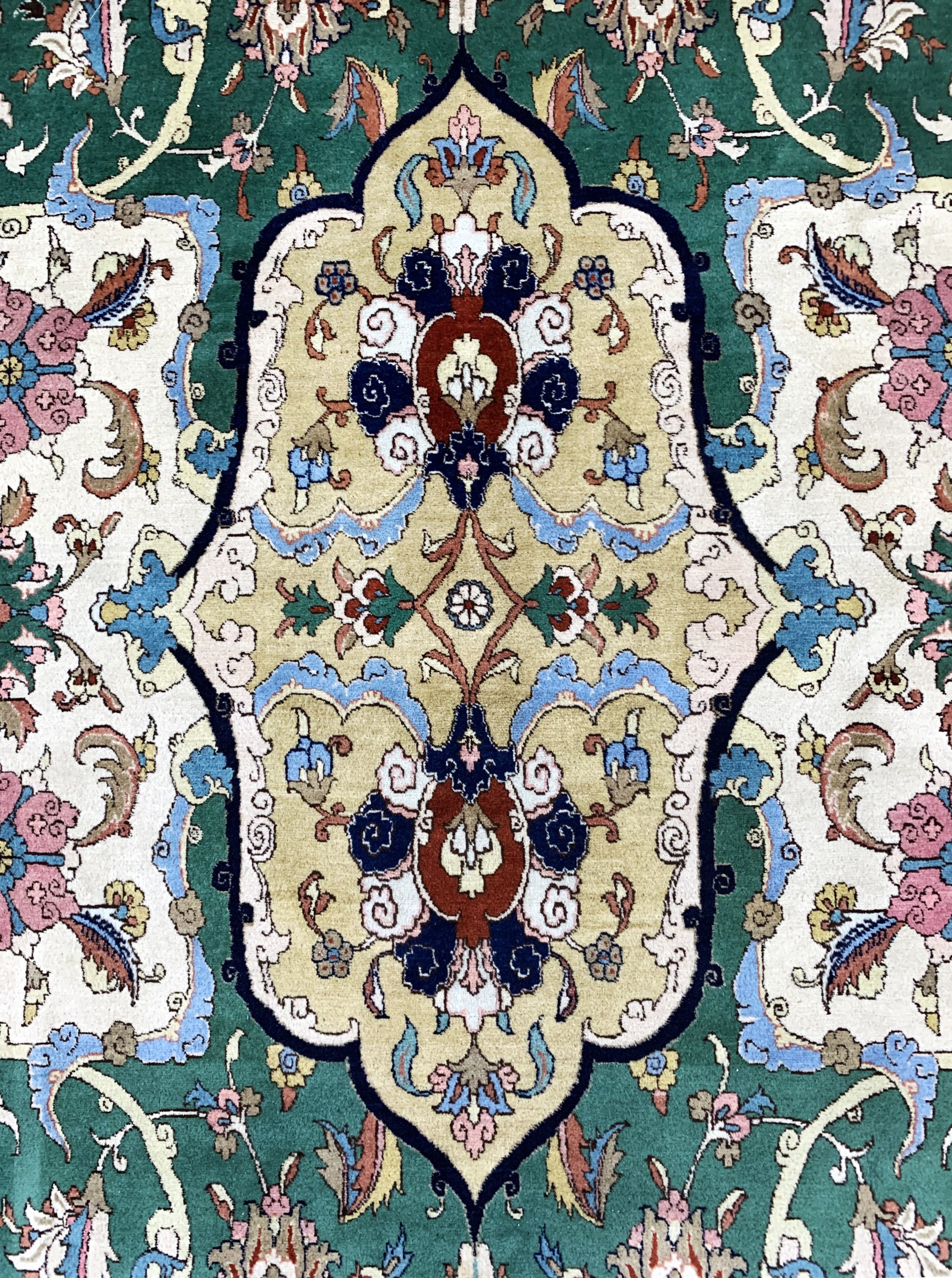 Detail d: Täbriz"Petag" signiert, Persien, Mitte 20.Jhd, Wolle auf Baumwolle, ca. 333 x 217 cm,minimal verkürzt, EHZ: 2-3, (fachkundig gereinigt)