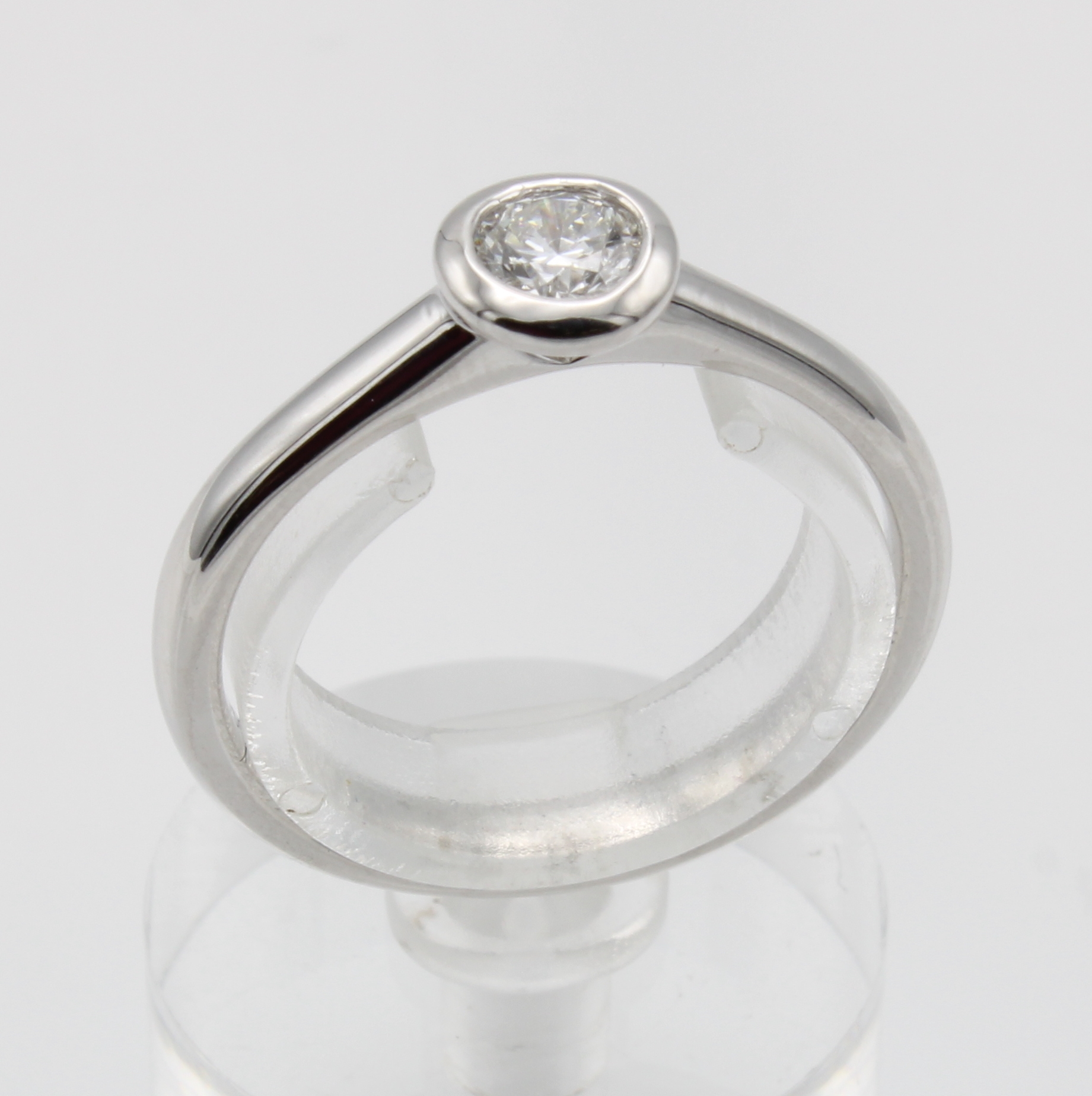 Image 26942883 - Ring mit Brillantsolitär, WG 750/000, Brill.0.30 ct feines Weiß/si, mit GIA-Expertise, ...