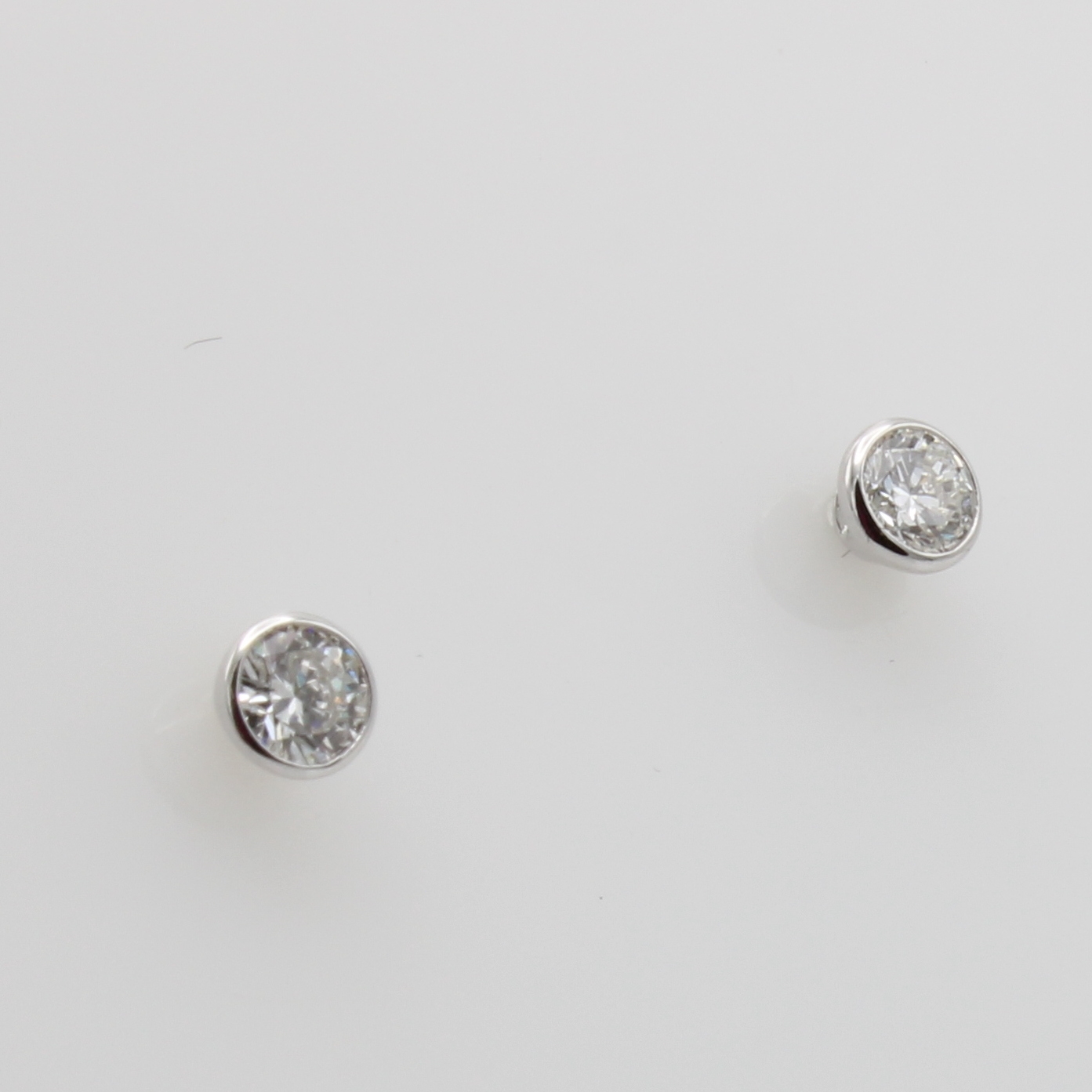 Image 26942919 - Paar Ohrstecker mit Brillanten, WG 750/000, 2 Brill. in Zargenfassung 0.50 ct feines ...