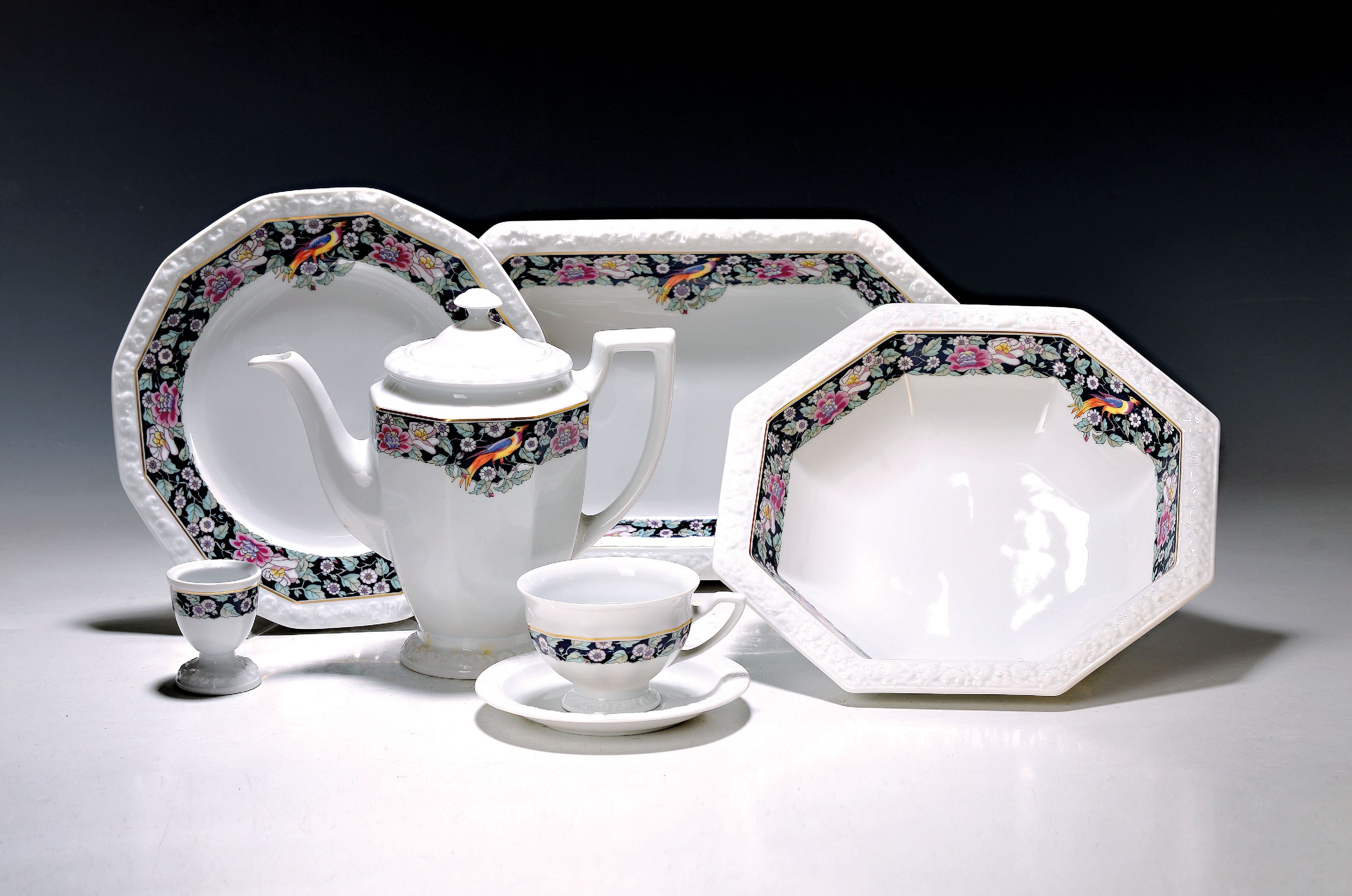 Detail a: Tafelservice, Rosenthal, Maria Rustica, Porzellan, Kaffeekanne, 20 Tassen mit Untertassen (12 Innengoldrand, 12 weiße Untertassen), 25 Dessertteller ...