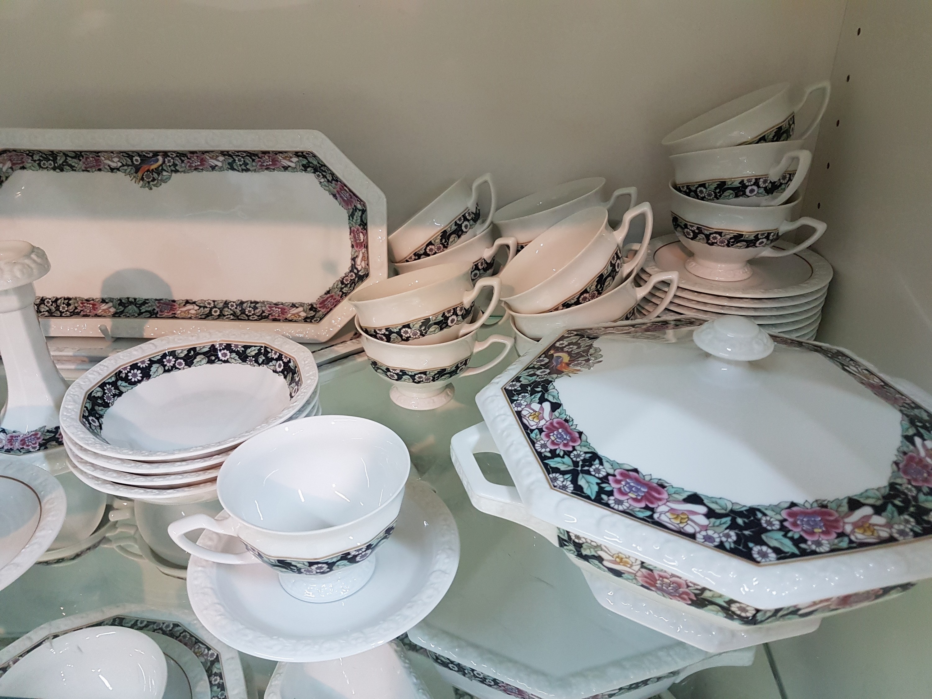 Detail b: Tafelservice, Rosenthal, Maria Rustica, Porzellan, Kaffeekanne, 20 Tassen mit Untertassen (12 Innengoldrand, 12 weiße Untertassen), 25 Dessertteller ...