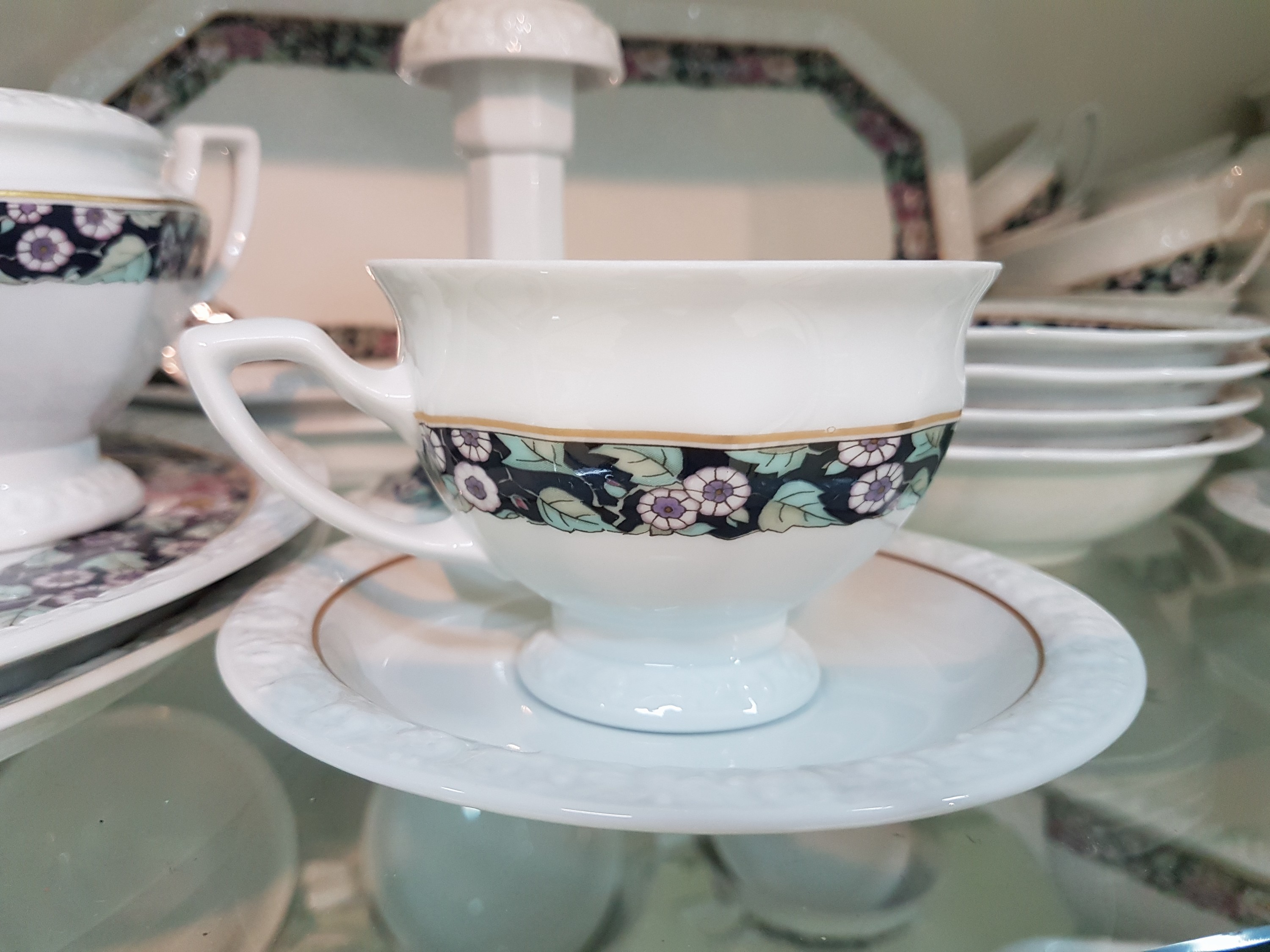 Detail c: Tafelservice, Rosenthal, Maria Rustica, Porzellan, Kaffeekanne, 20 Tassen mit Untertassen (12 Innengoldrand, 12 weiße Untertassen), 25 Dessertteller ...