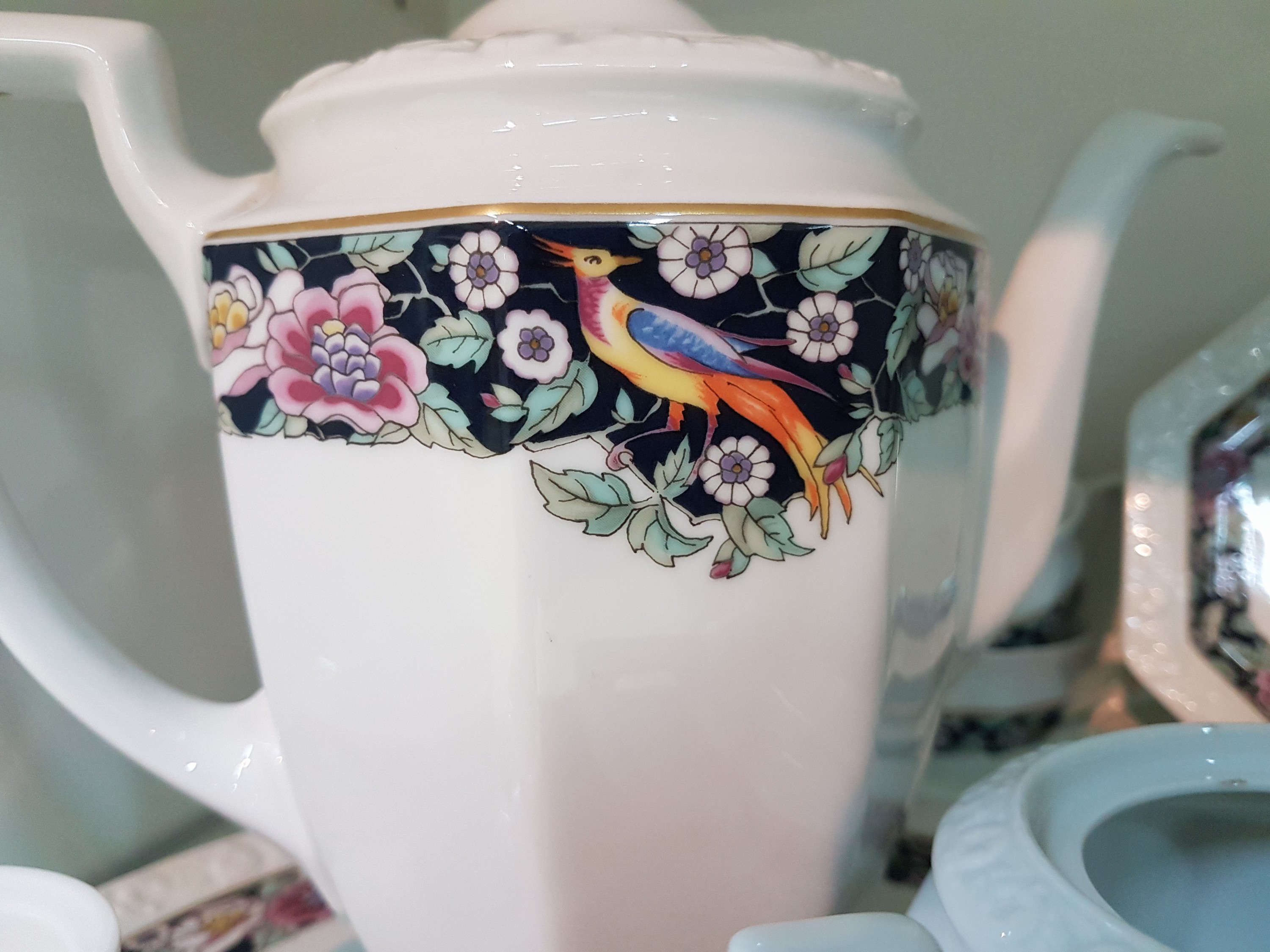 Detail d: Tafelservice, Rosenthal, Maria Rustica, Porzellan, Kaffeekanne, 20 Tassen mit Untertassen (12 Innengoldrand, 12 weiße Untertassen), 25 Dessertteller ...