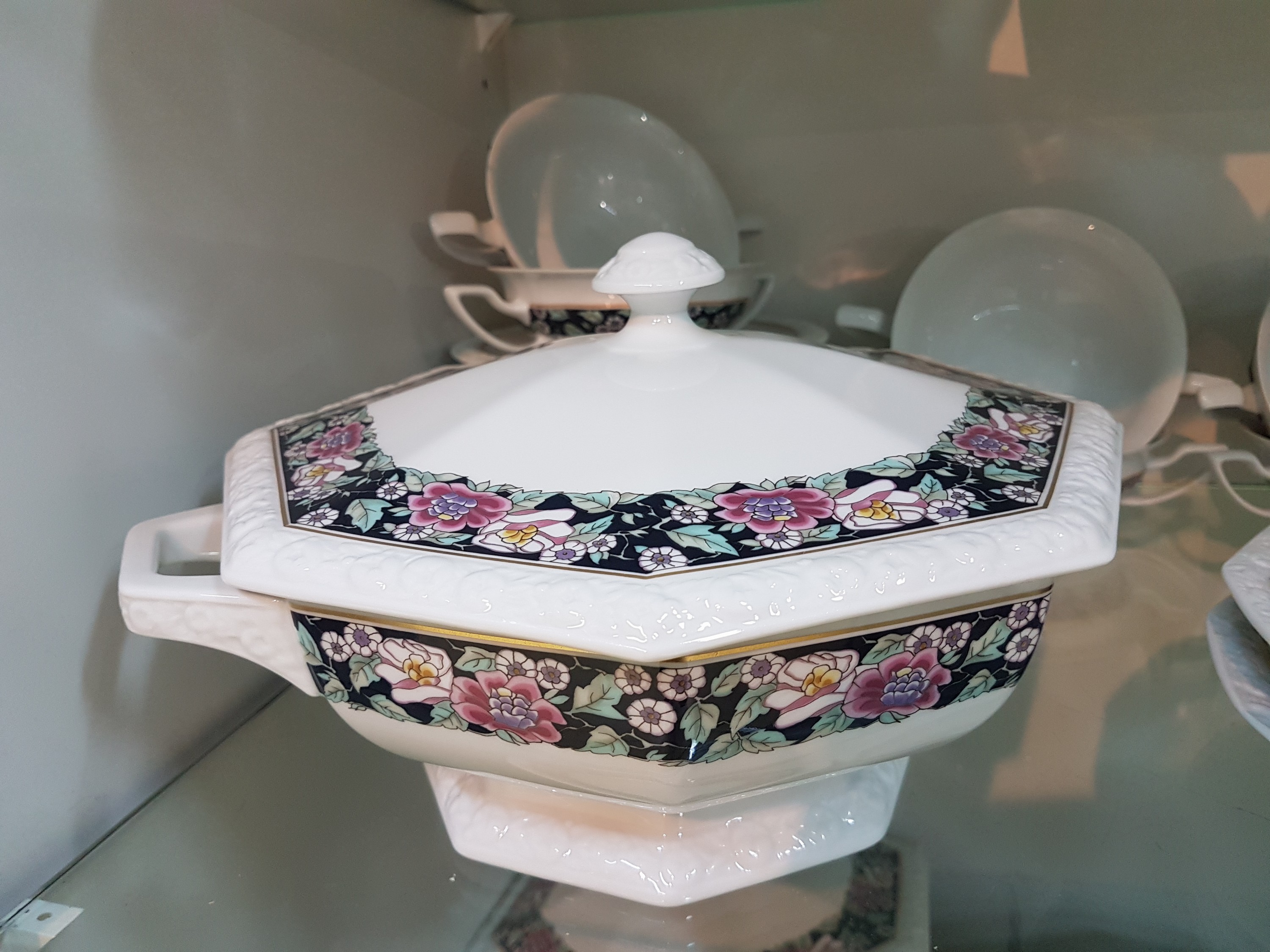 Detail e: Tafelservice, Rosenthal, Maria Rustica, Porzellan, Kaffeekanne, 20 Tassen mit Untertassen (12 Innengoldrand, 12 weiße Untertassen), 25 Dessertteller ...