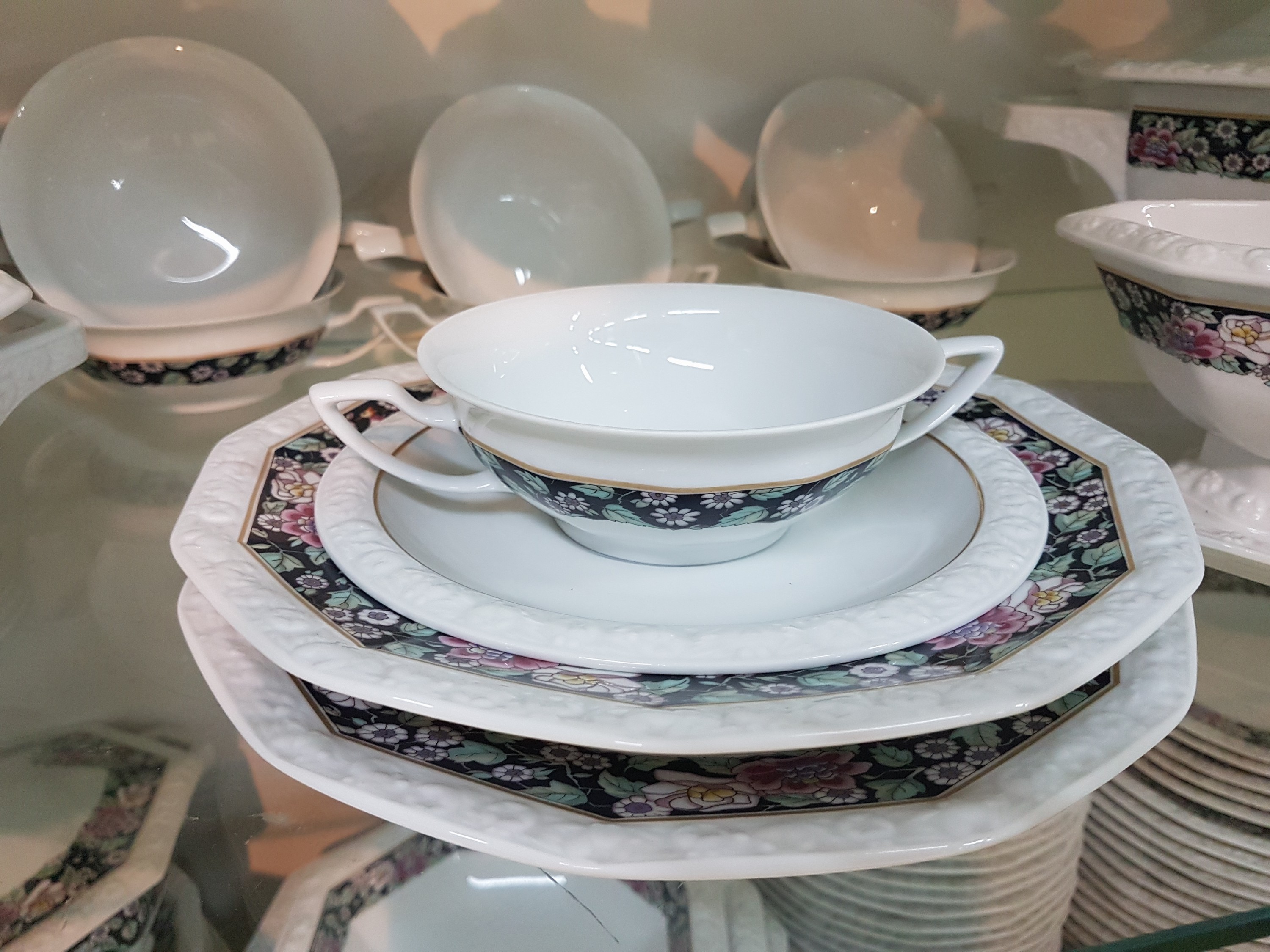 Detail f: Tafelservice, Rosenthal, Maria Rustica, Porzellan, Kaffeekanne, 20 Tassen mit Untertassen (12 Innengoldrand, 12 weiße Untertassen), 25 Dessertteller ...