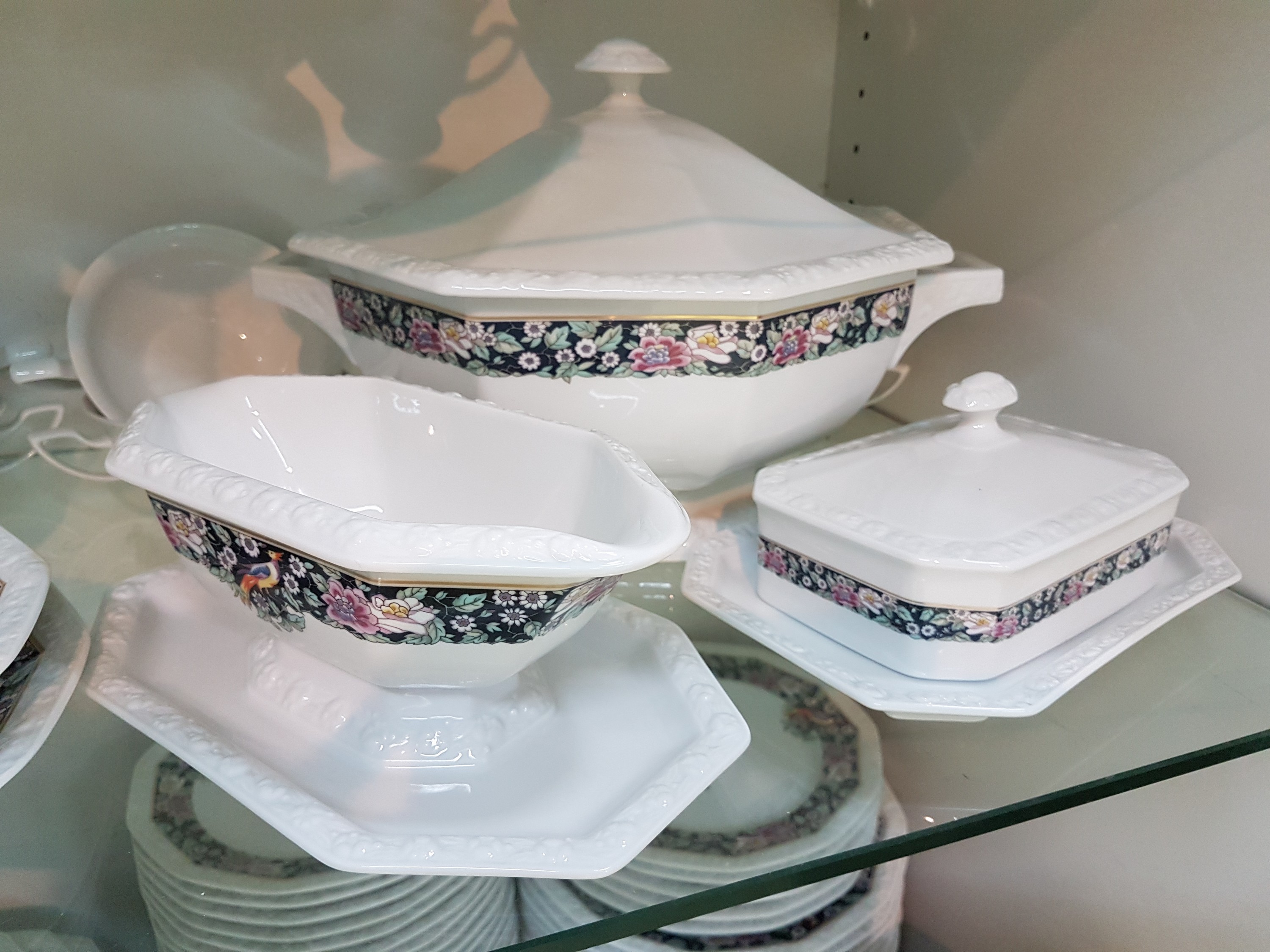 Detail g: Tafelservice, Rosenthal, Maria Rustica, Porzellan, Kaffeekanne, 20 Tassen mit Untertassen (12 Innengoldrand, 12 weiße Untertassen), 25 Dessertteller ...