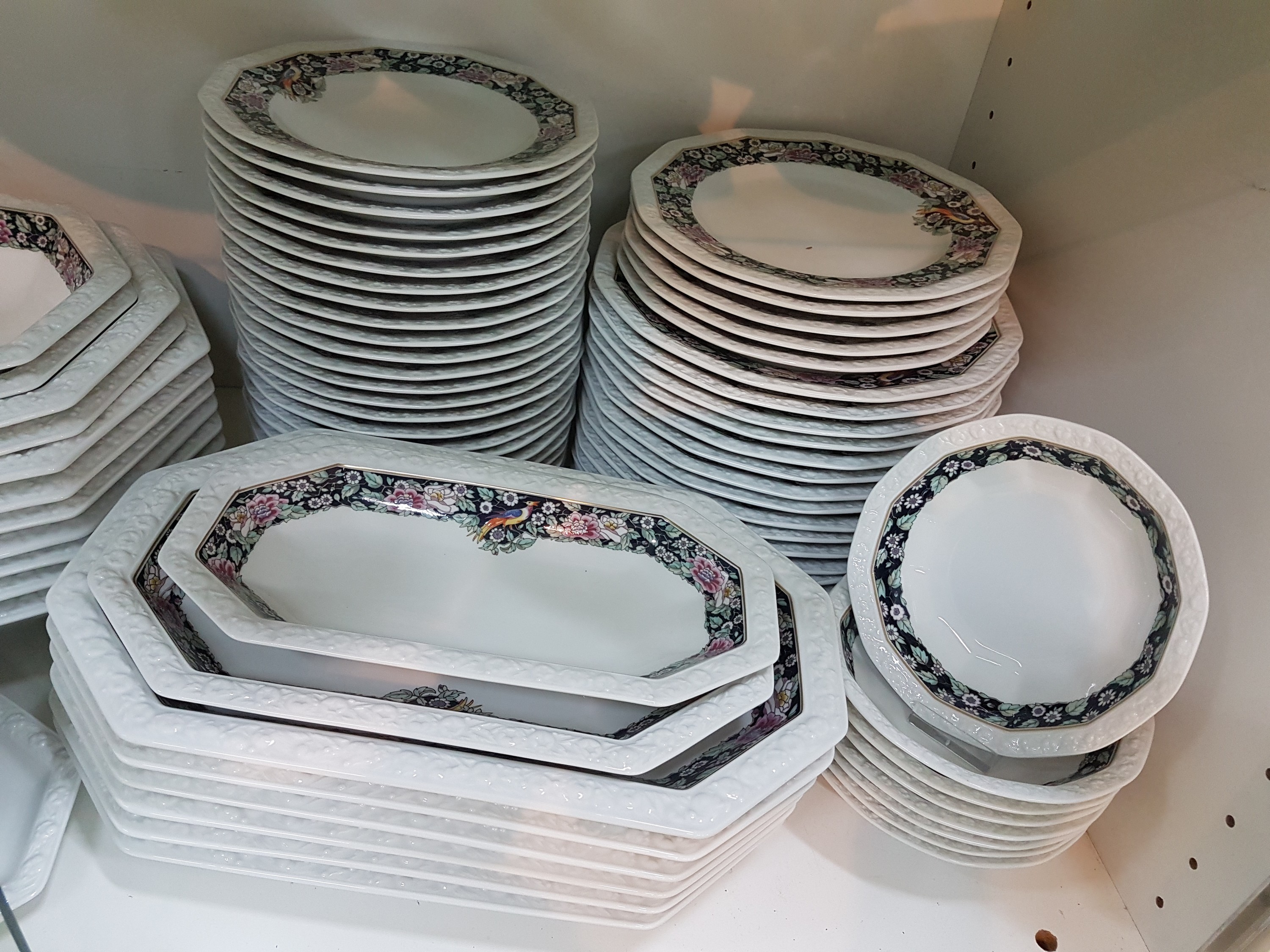 Detail h: Tafelservice, Rosenthal, Maria Rustica, Porzellan, Kaffeekanne, 20 Tassen mit Untertassen (12 Innengoldrand, 12 weiße Untertassen), 25 Dessertteller ...