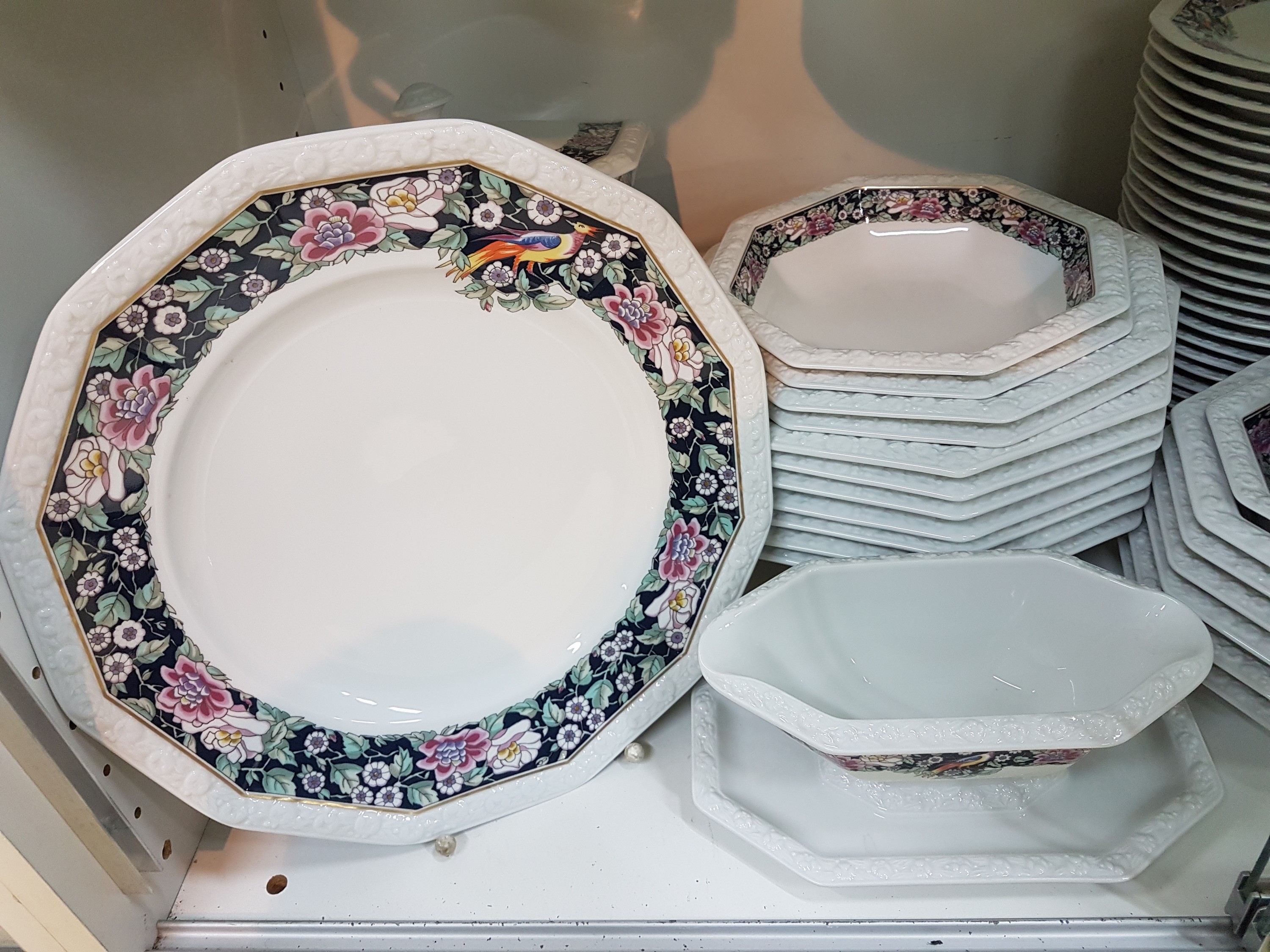 Detail i: Tafelservice, Rosenthal, Maria Rustica, Porzellan, Kaffeekanne, 20 Tassen mit Untertassen (12 Innengoldrand, 12 weiße Untertassen), 25 Dessertteller ...