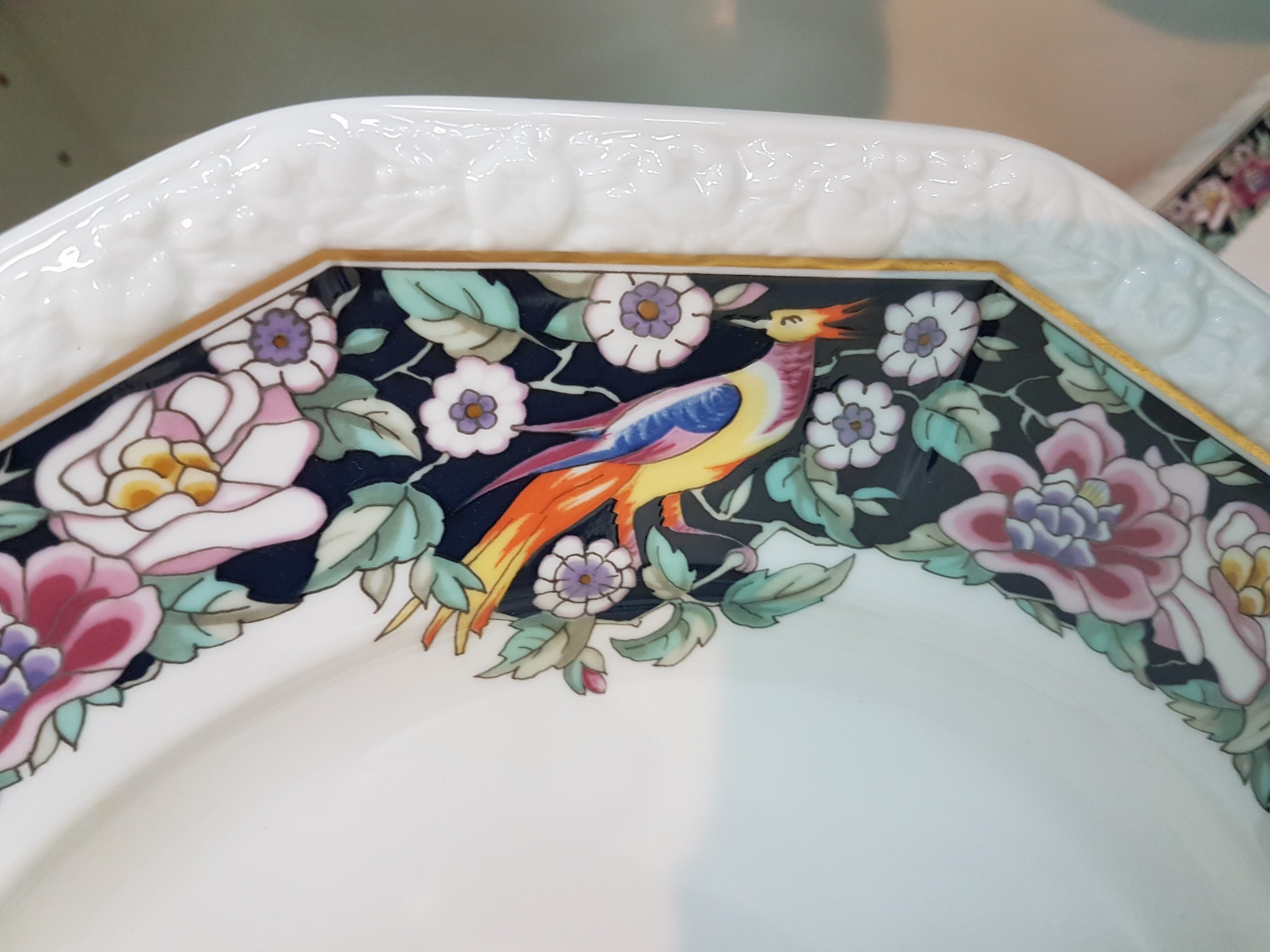 Detail j: Tafelservice, Rosenthal, Maria Rustica, Porzellan, Kaffeekanne, 20 Tassen mit Untertassen (12 Innengoldrand, 12 weiße Untertassen), 25 Dessertteller ...