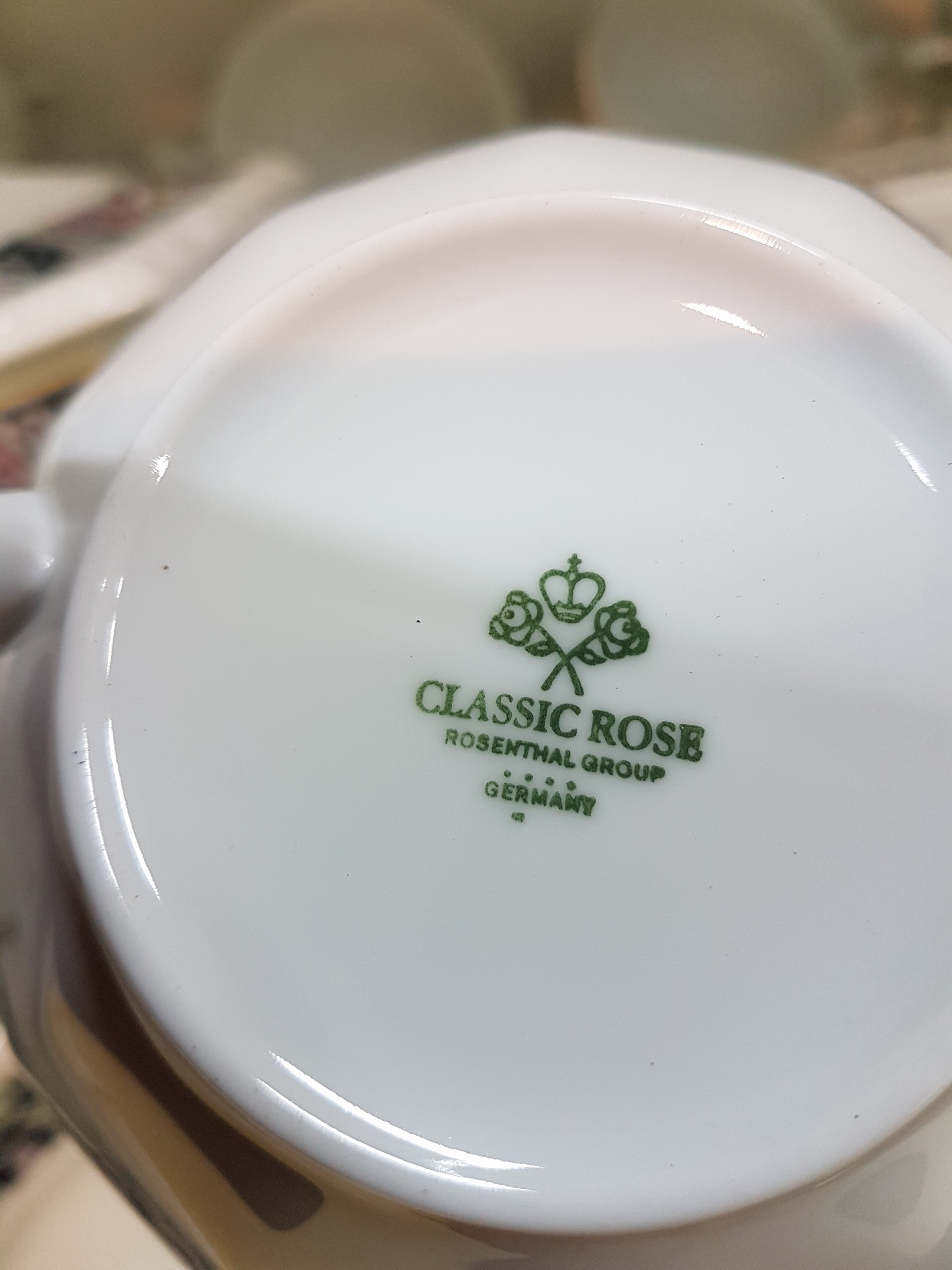 Detail k: Tafelservice, Rosenthal, Maria Rustica, Porzellan, Kaffeekanne, 20 Tassen mit Untertassen (12 Innengoldrand, 12 weiße Untertassen), 25 Dessertteller ...