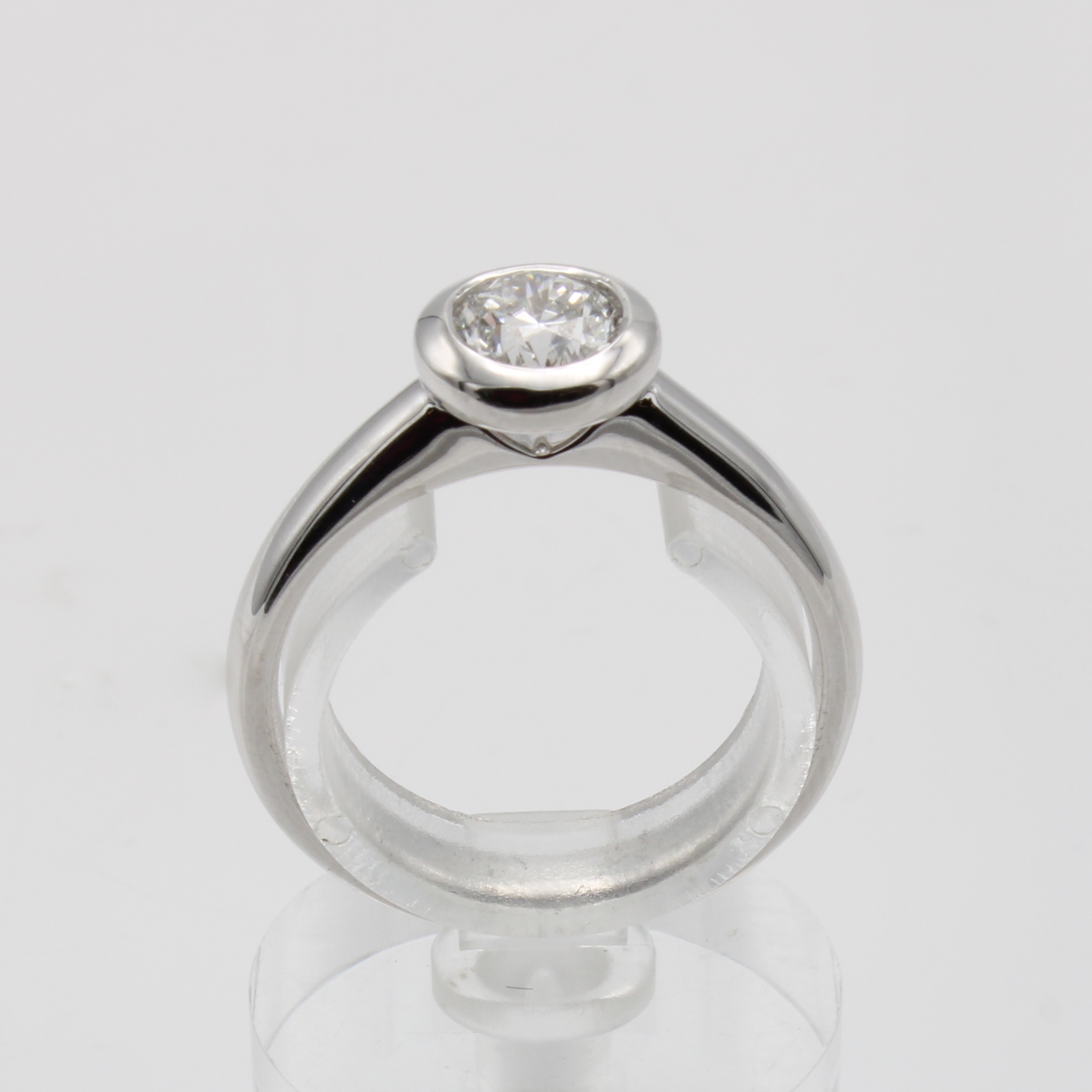 Image 26942925 - Ring mit Brillantsolitär, WG 750/000, Brill.0.70 ct feines Weiß/si, in Zargenfassung, ...