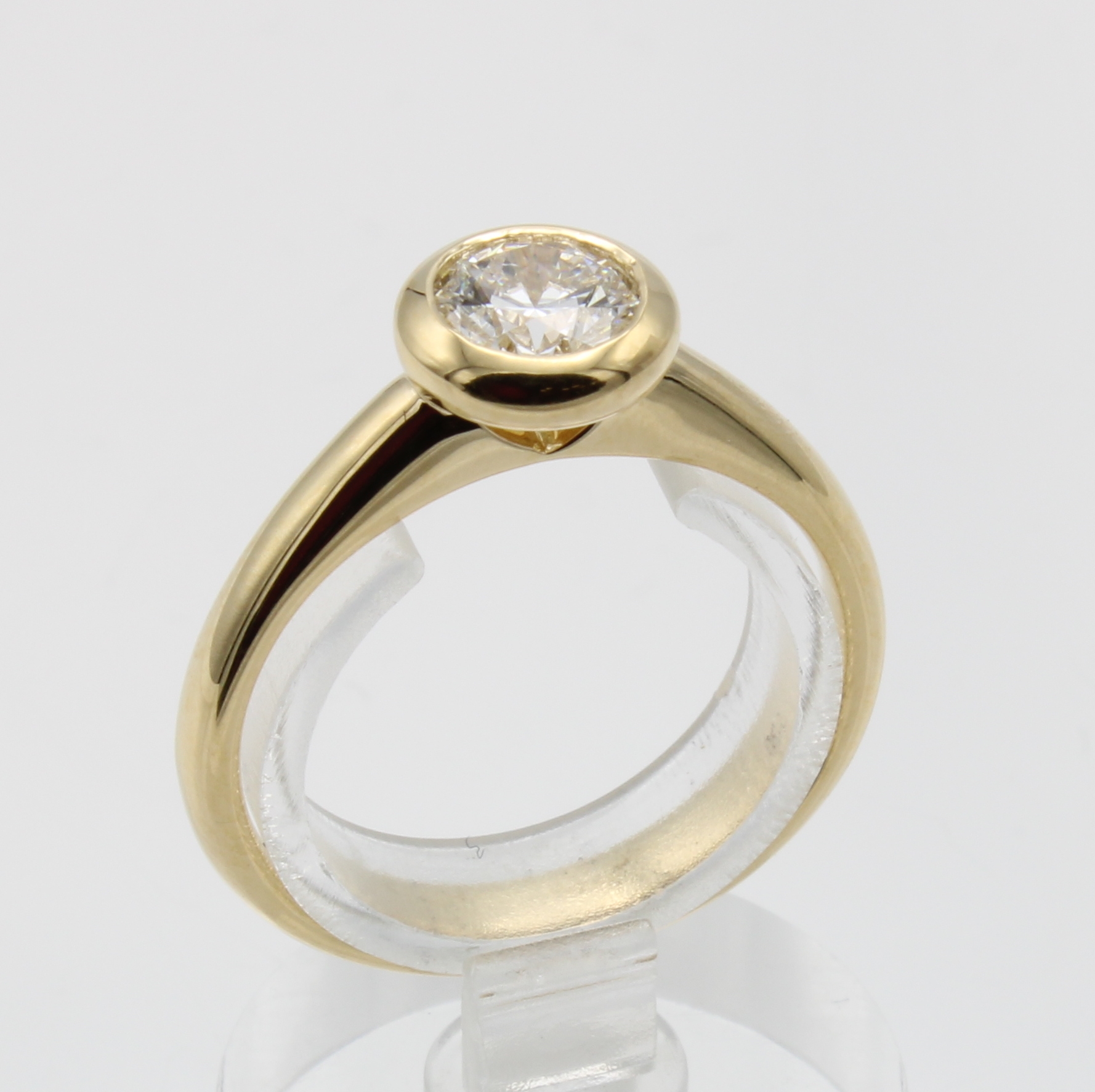 Image 26942927 - Ring mit Brillantsolitär, GG 750/000, Brill.0.70 ct feines Weiß/si, in Zargenfassung, ...