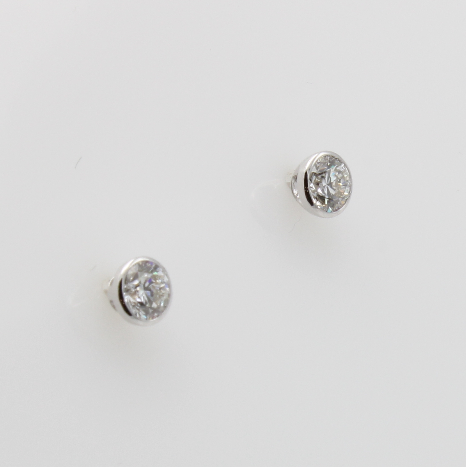 Image 26942939 - Paar Ohrstecker mit Brillanten, WG 750/000, 2 Brill. in Zargenfassung 0.70 ct feines ...