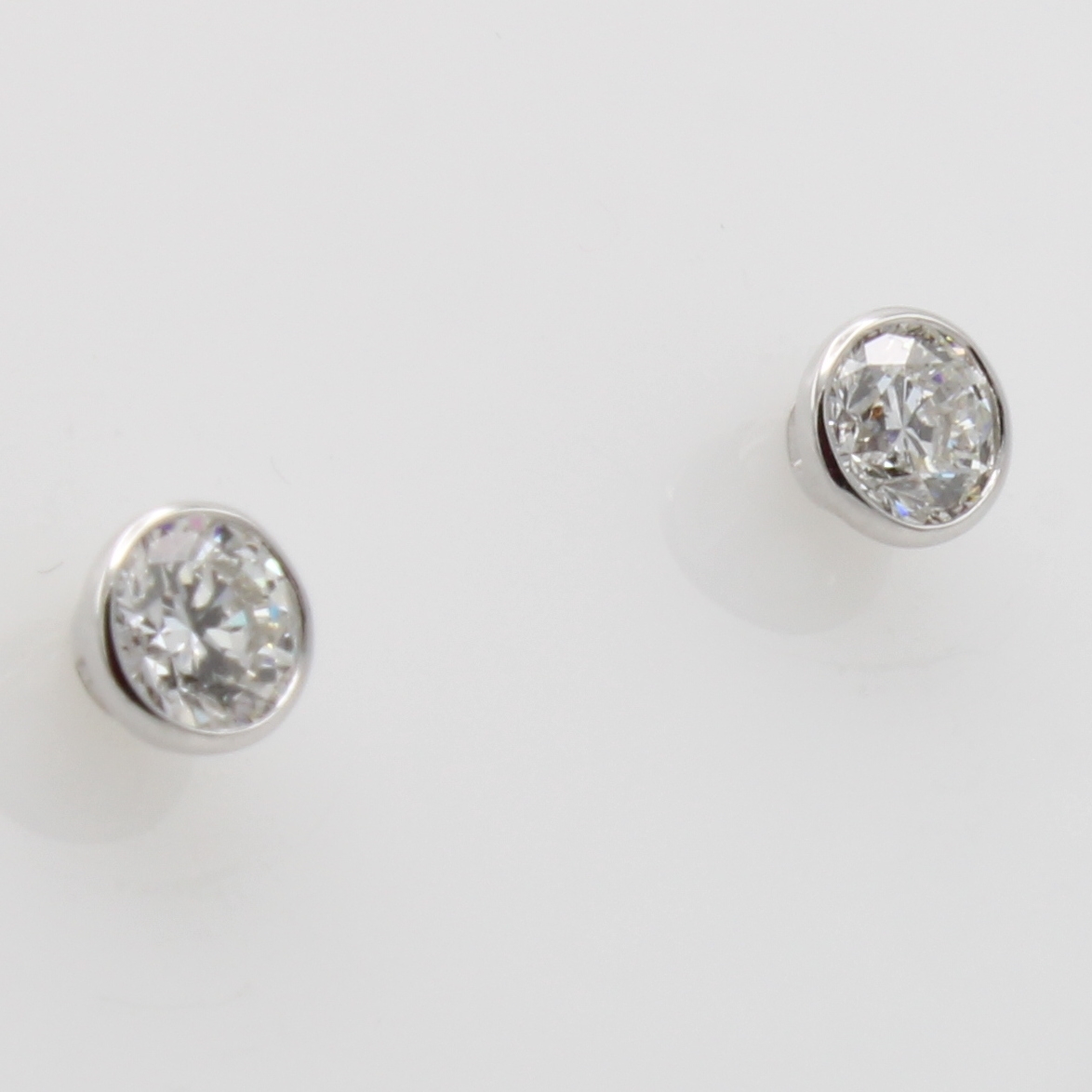 Image 26942951 - Paar Ohrstecker mit Brillanten, WG 750/000, 2 Brill. in Zargenfassung zus. 1.00 ct ...