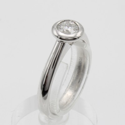 26942905a - Ring mit Brillantsolitär, WG 750/000, Brill.0.50 ct feines Weiß/si, in Zargenfassung, ...