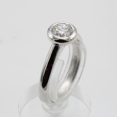 26942925a - Ring mit Brillantsolitär, WG 750/000, Brill.0.70 ct feines Weiß/si, in Zargenfassung, ...