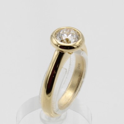 26942945a - Ring mit Brillantsolitär, GG 750/000, Brill.1.00 ct feines Weiß/si, in Zargenfassung, ...