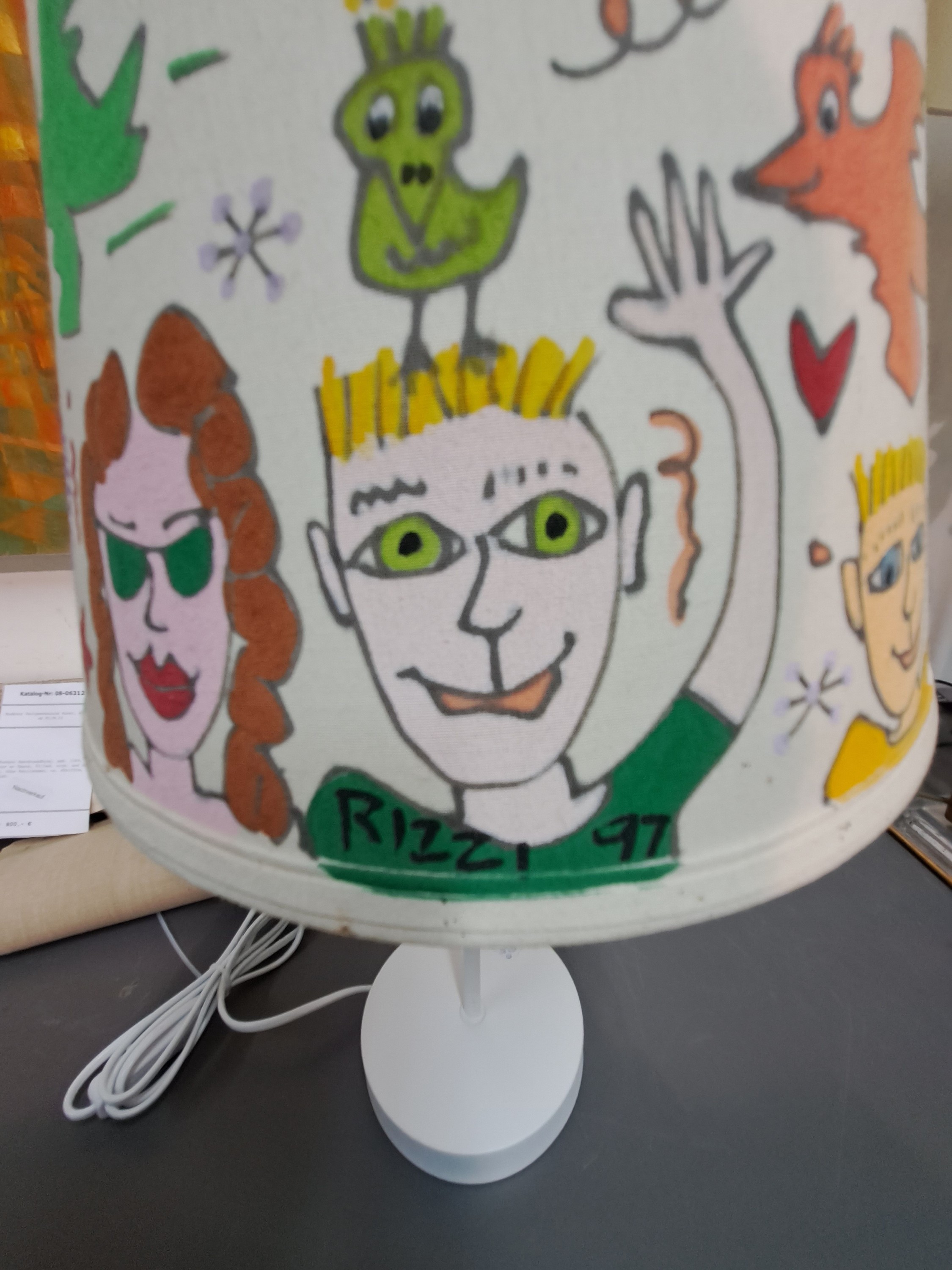 Detail b: James Rizzi, 1950-2011 New York, handbemalter Lampenschirm, Filz-stifte auf Stoff, bemalt mit Happy People, Birds, Sun, Moon etc., innen handsign. ...