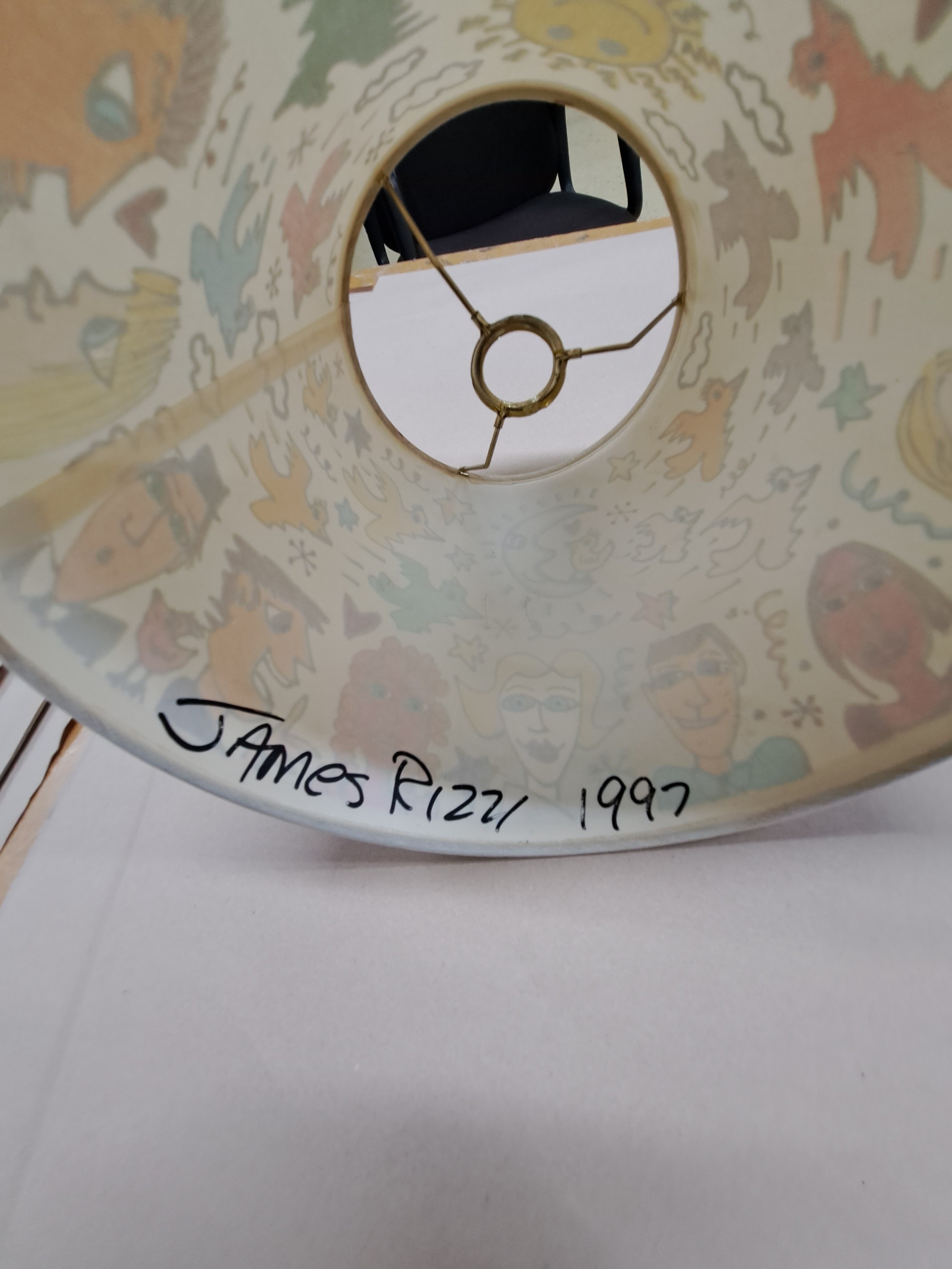 Detail c: James Rizzi, 1950-2011 New York, handbemalter Lampenschirm, Filz-stifte auf Stoff, bemalt mit Happy People, Birds, Sun, Moon etc., innen handsign. ...