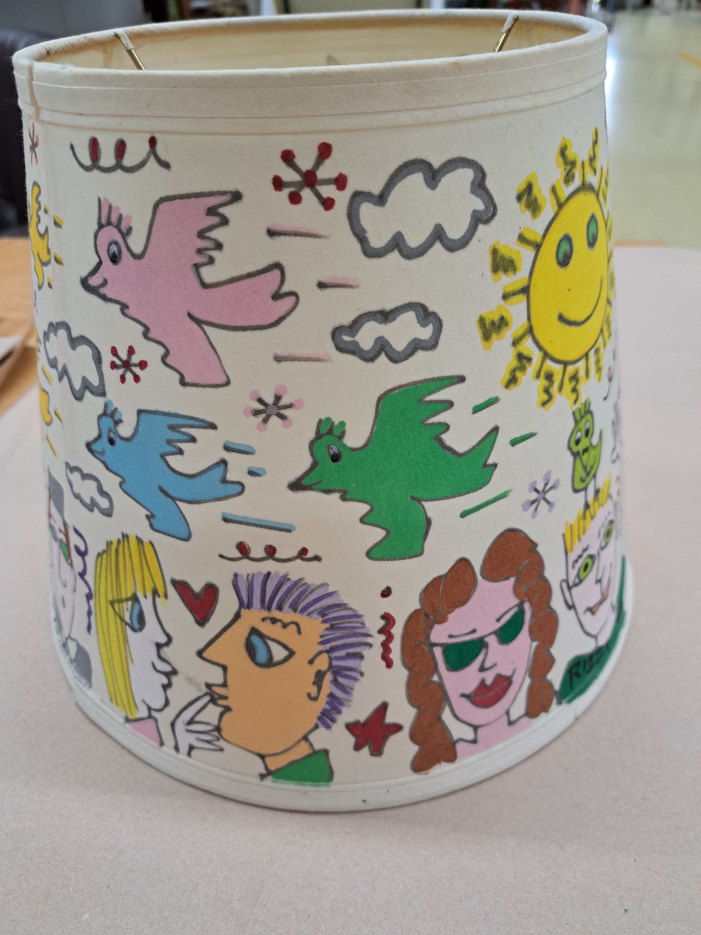 Detail d: James Rizzi, 1950-2011 New York, handbemalter Lampenschirm, Filz-stifte auf Stoff, bemalt mit Happy People, Birds, Sun, Moon etc., innen handsign. ...