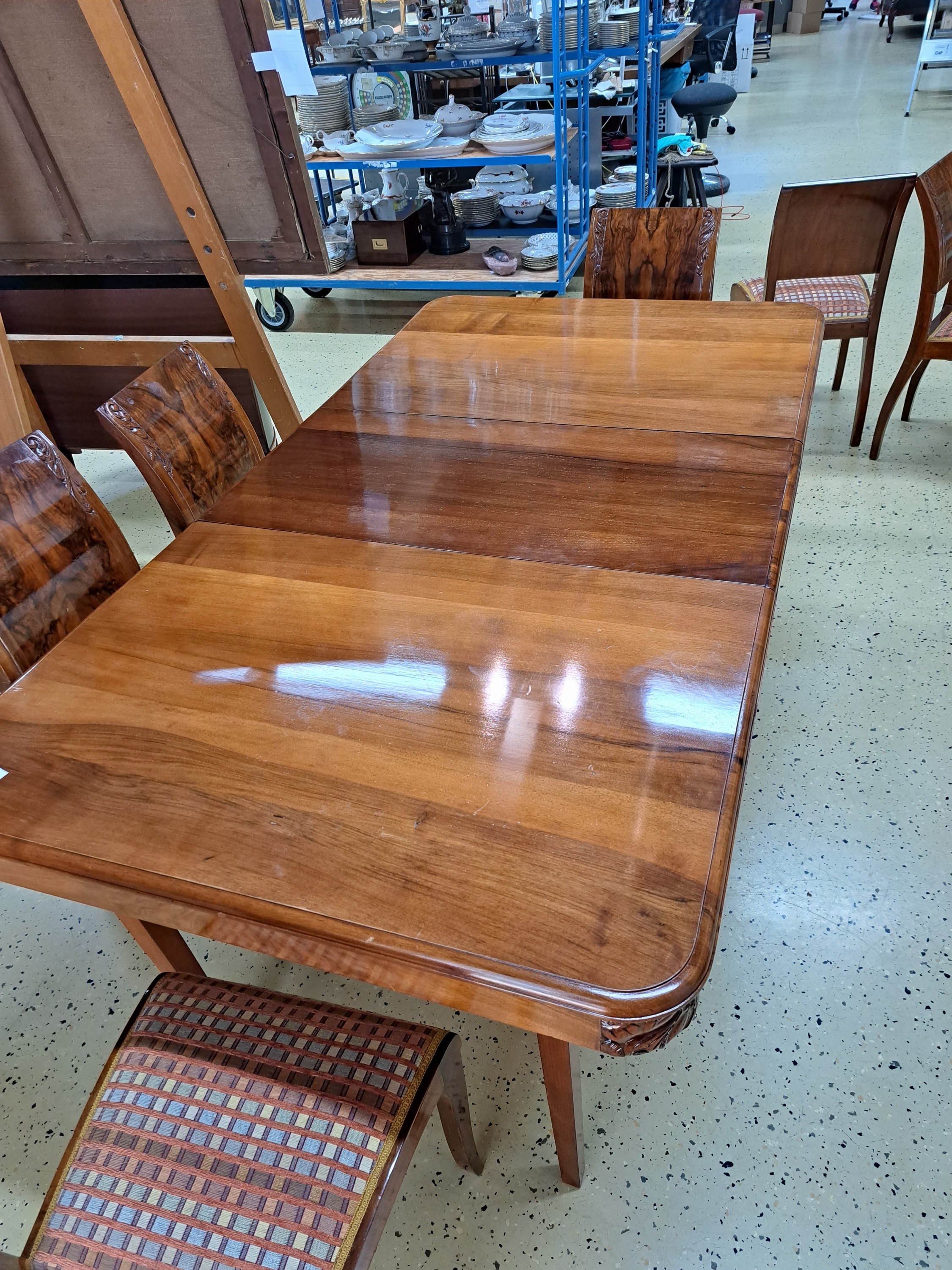 Detail a: Art-Deco-Tischgruppe, Frankreich, 20/30er Jahre, Ausziehtisch mit einem Einlegeboden, abstr. floral geschnitzter Dekor und 6 Stühle, Nussbaum massiv ...