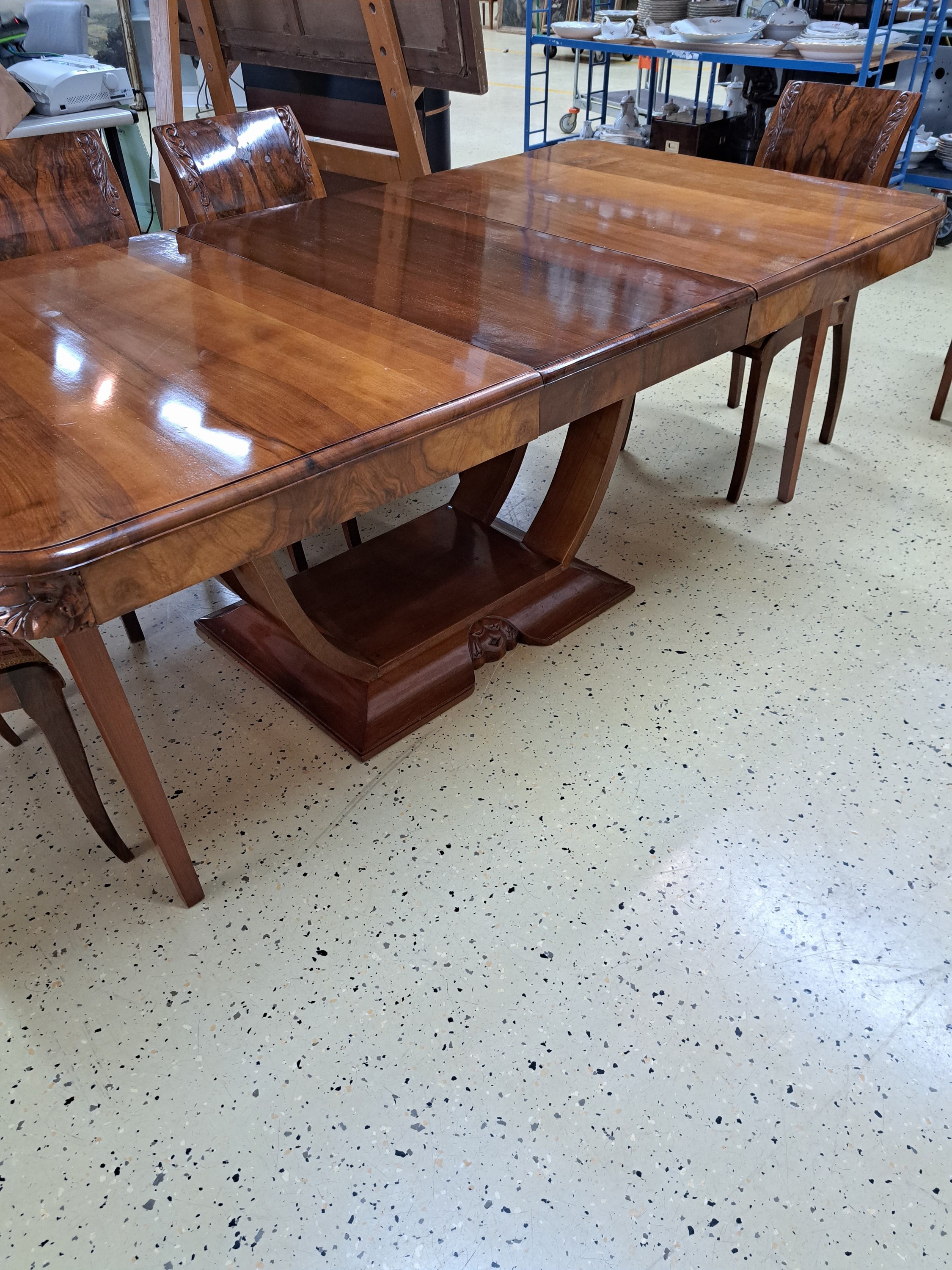 Detail c: Art-Deco-Tischgruppe, Frankreich, 20/30er Jahre, Ausziehtisch mit einem Einlegeboden, abstr. floral geschnitzter Dekor und 6 Stühle, Nussbaum massiv ...