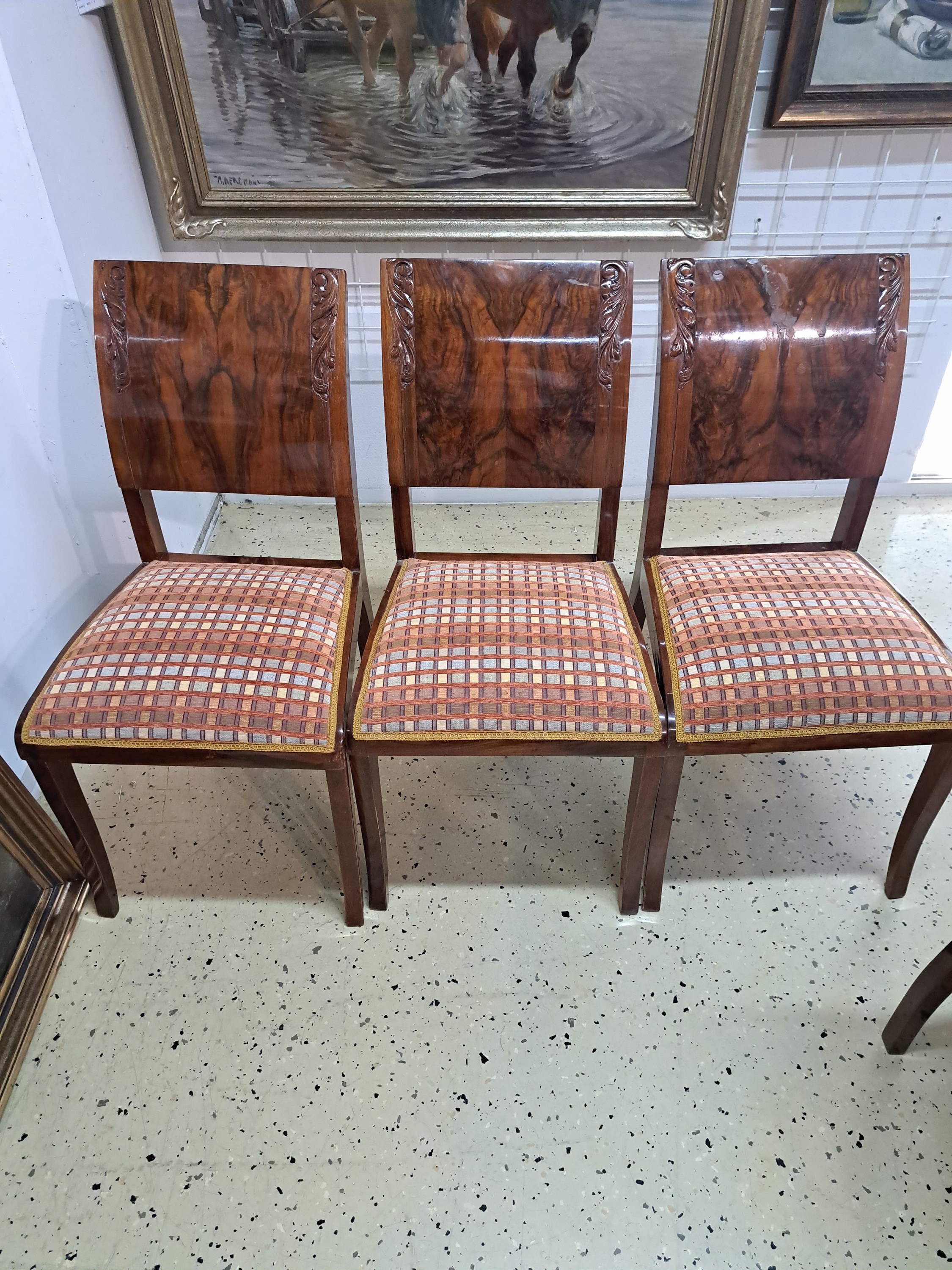 Detail d: Art-Deco-Tischgruppe, Frankreich, 20/30er Jahre, Ausziehtisch mit einem Einlegeboden, abstr. floral geschnitzter Dekor und 6 Stühle, Nussbaum massiv ...