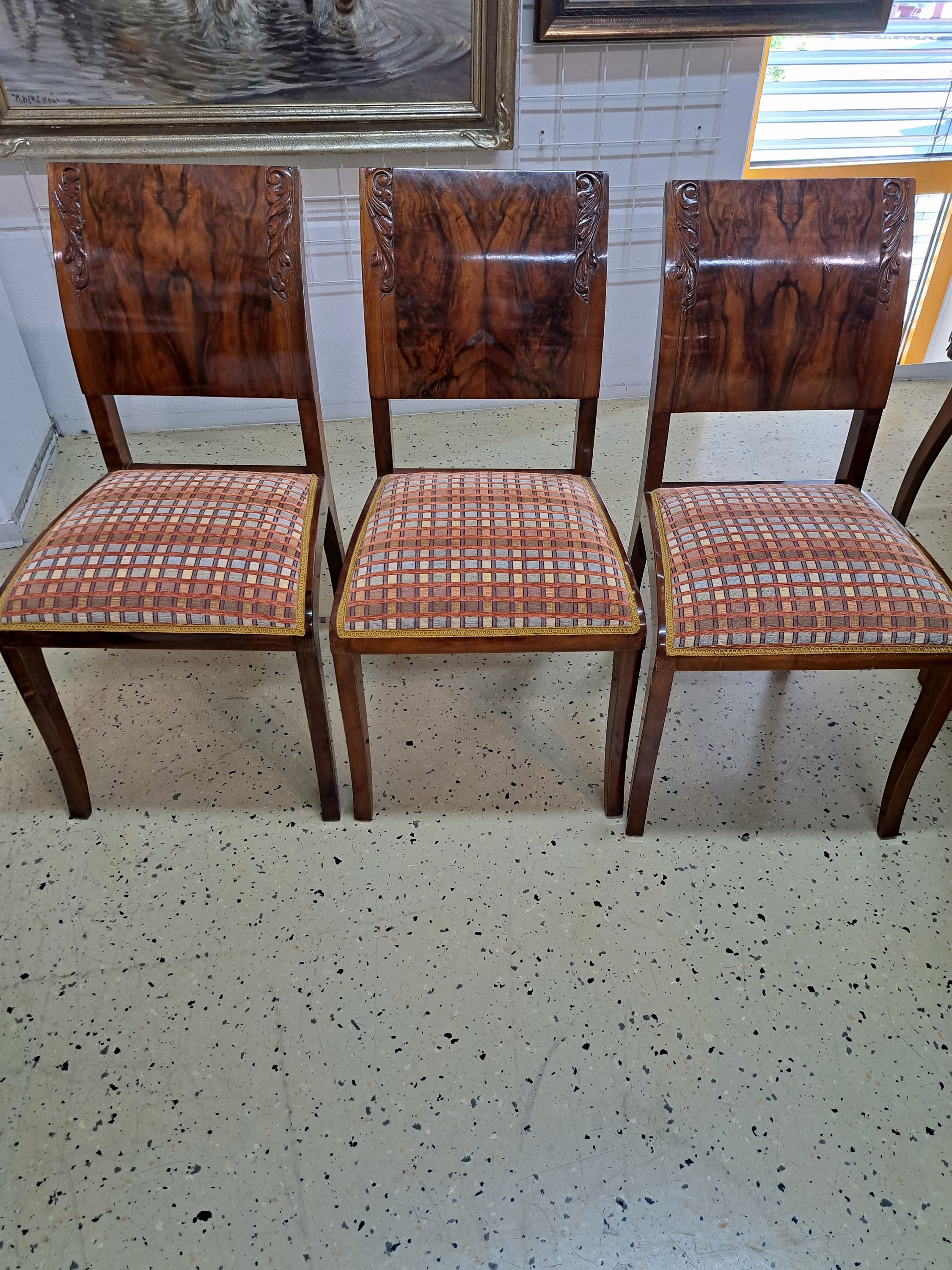 Detail e: Art-Deco-Tischgruppe, Frankreich, 20/30er Jahre, Ausziehtisch mit einem Einlegeboden, abstr. floral geschnitzter Dekor und 6 Stühle, Nussbaum massiv ...