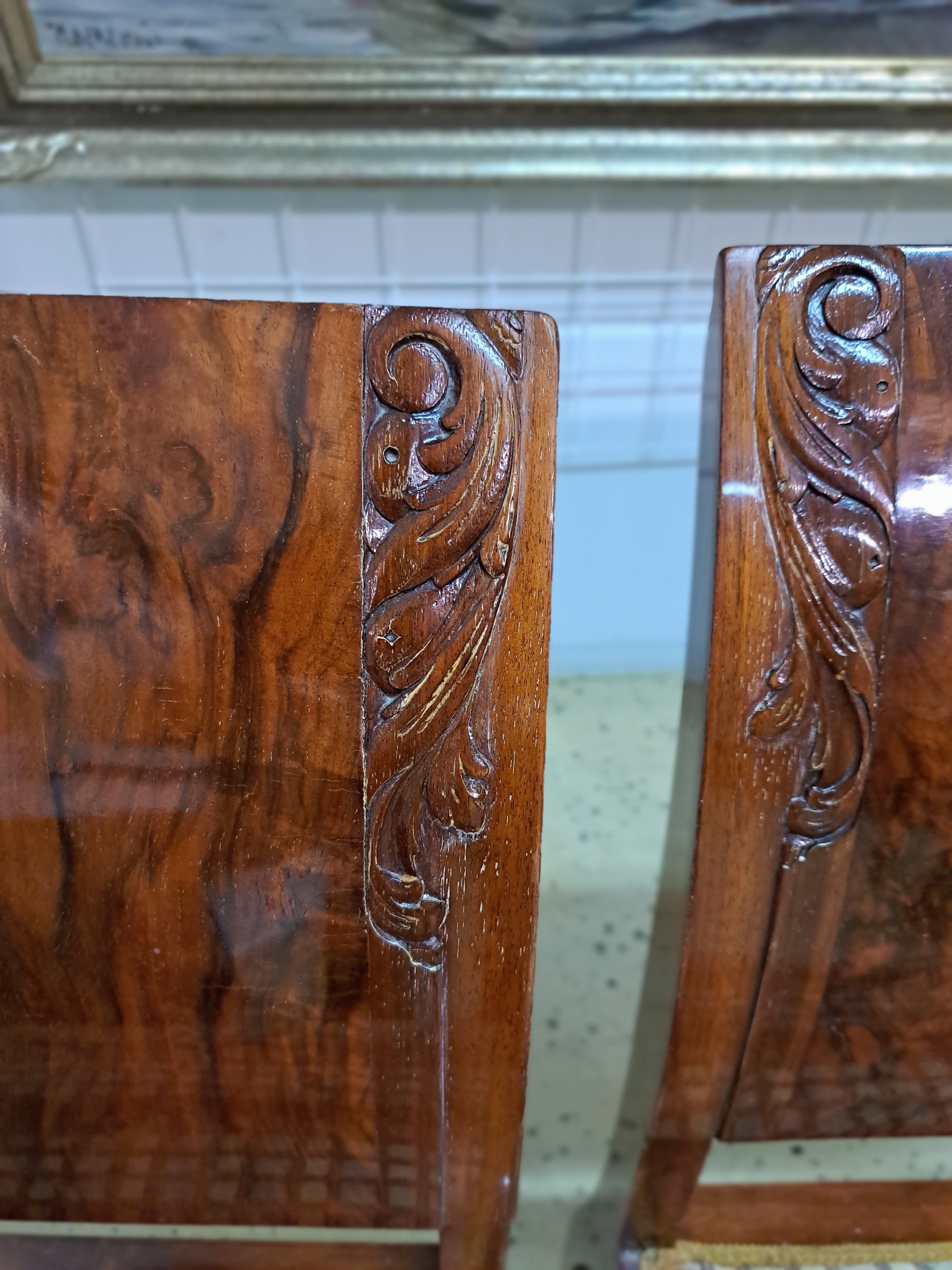 Detail f: Art-Deco-Tischgruppe, Frankreich, 20/30er Jahre, Ausziehtisch mit einem Einlegeboden, abstr. floral geschnitzter Dekor und 6 Stühle, Nussbaum massiv ...