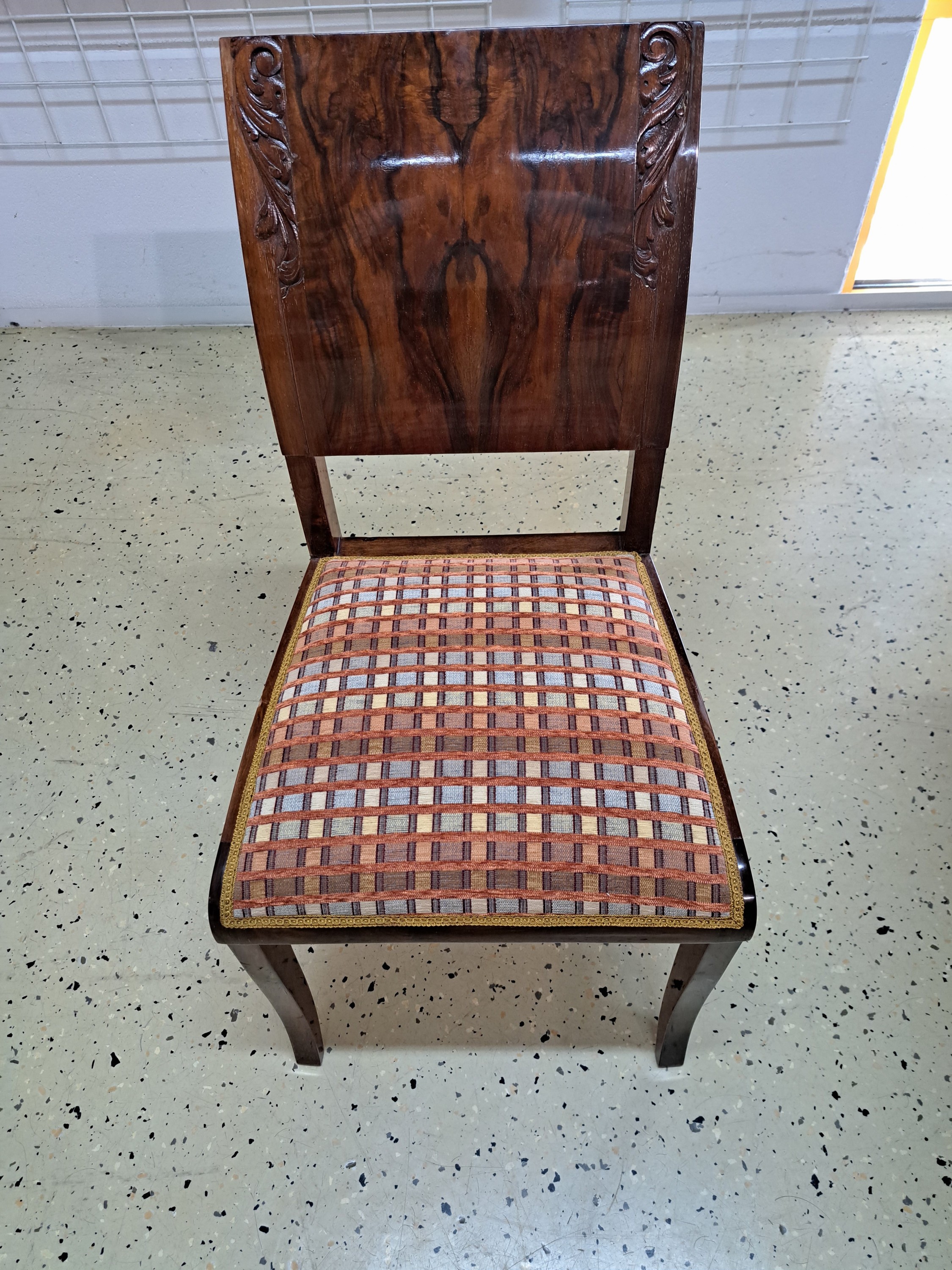 Detail g: Art-Deco-Tischgruppe, Frankreich, 20/30er Jahre, Ausziehtisch mit einem Einlegeboden, abstr. floral geschnitzter Dekor und 6 Stühle, Nussbaum massiv ...