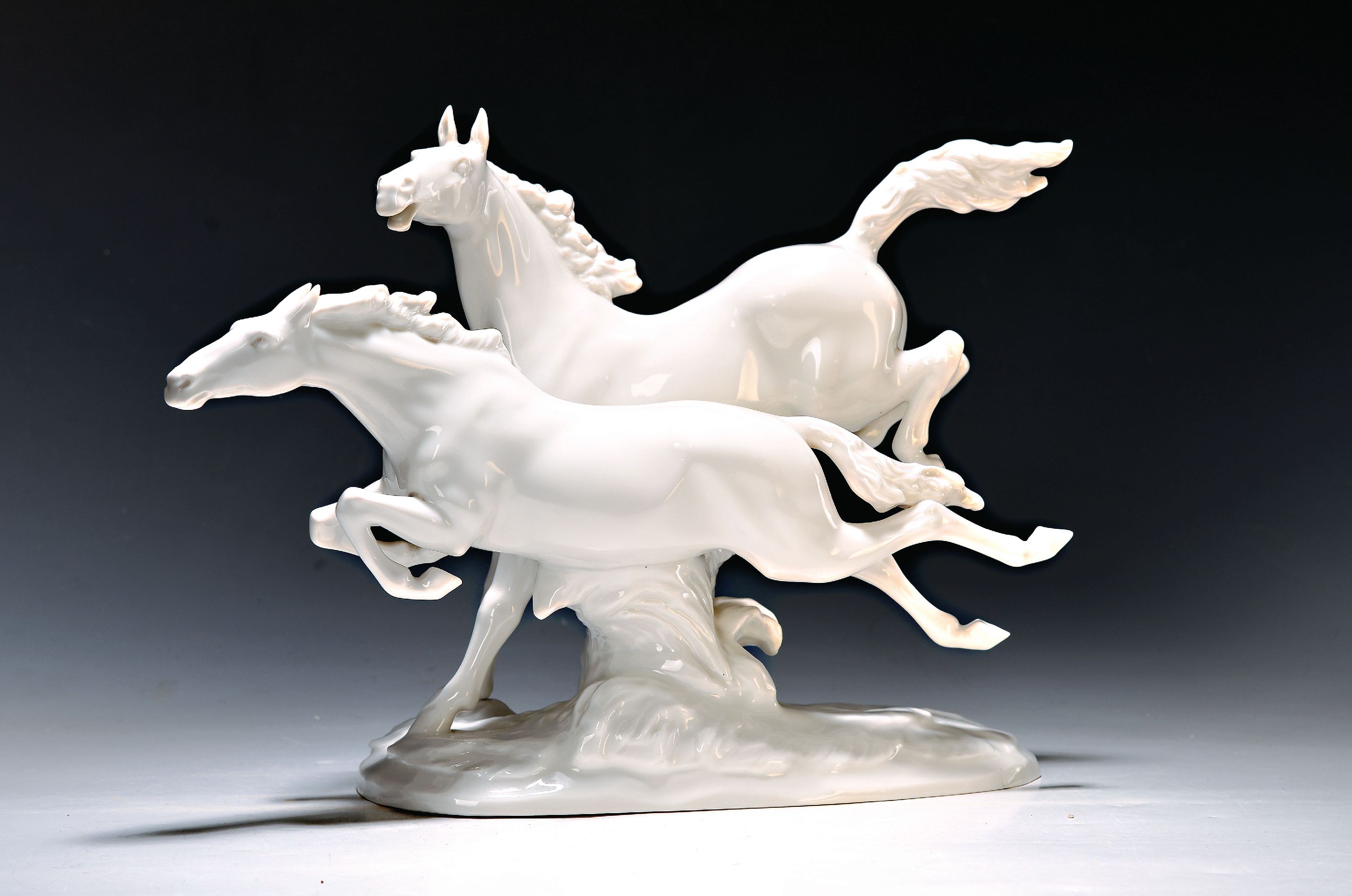 Porzellanfigur, Hutschenreuther, nach 1952, Entwurf M.H. Fritz, galoppierende Pferde, weiß, ca. 29 x 39 cm