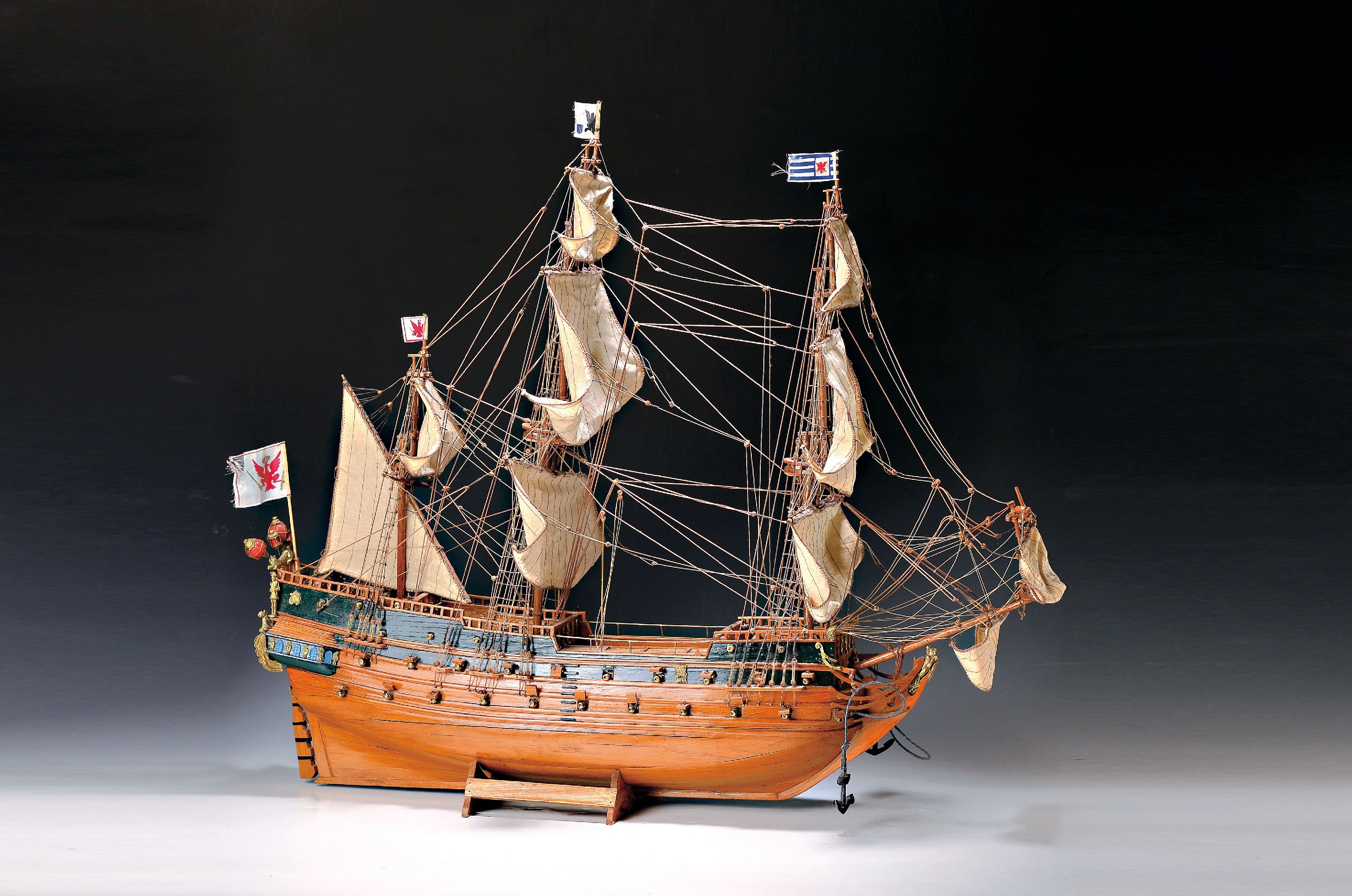 Modellschiff eines Dreimasters, 20. Jh., in voller Takelage mit Applikationen und Kanonen aus Metall, H. ca. 74cm, L. ca. 74cm