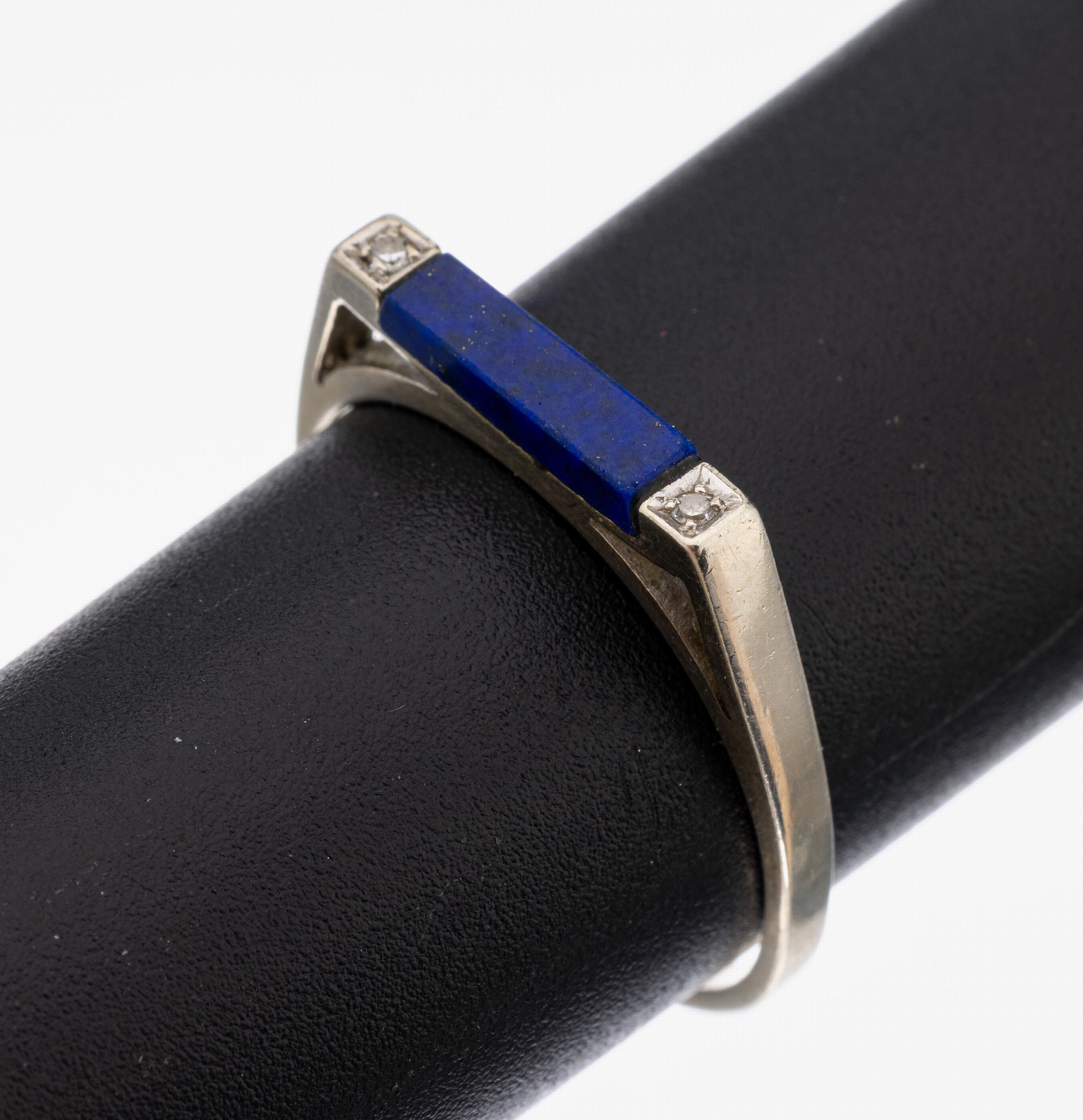 14 kt Gold Lapislazuli-Diamant-Ring, WG 585/000, eingelegter Lapislazuli-Stab, 2 kl. 8/8-Diamanten, RW 60, ca. 2.5 g