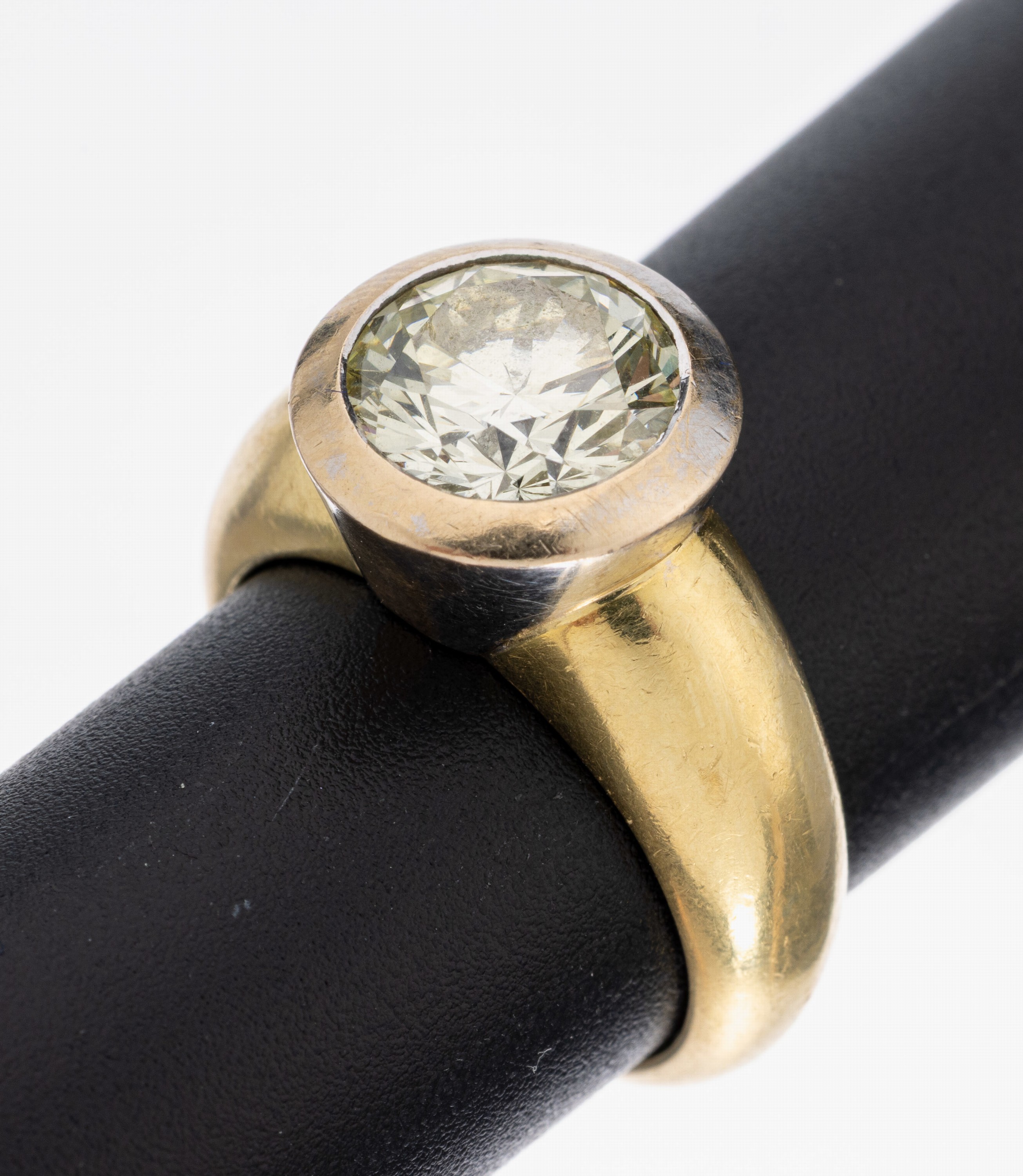 18 kt Gold Brillant-Ring, GG/WG 750/000, Brillant in WG gefasst ca. 2.50 ct get.- Yellow/vs, (Stein sollte nachgefasst werden), RW 53, ca. 12.9 g