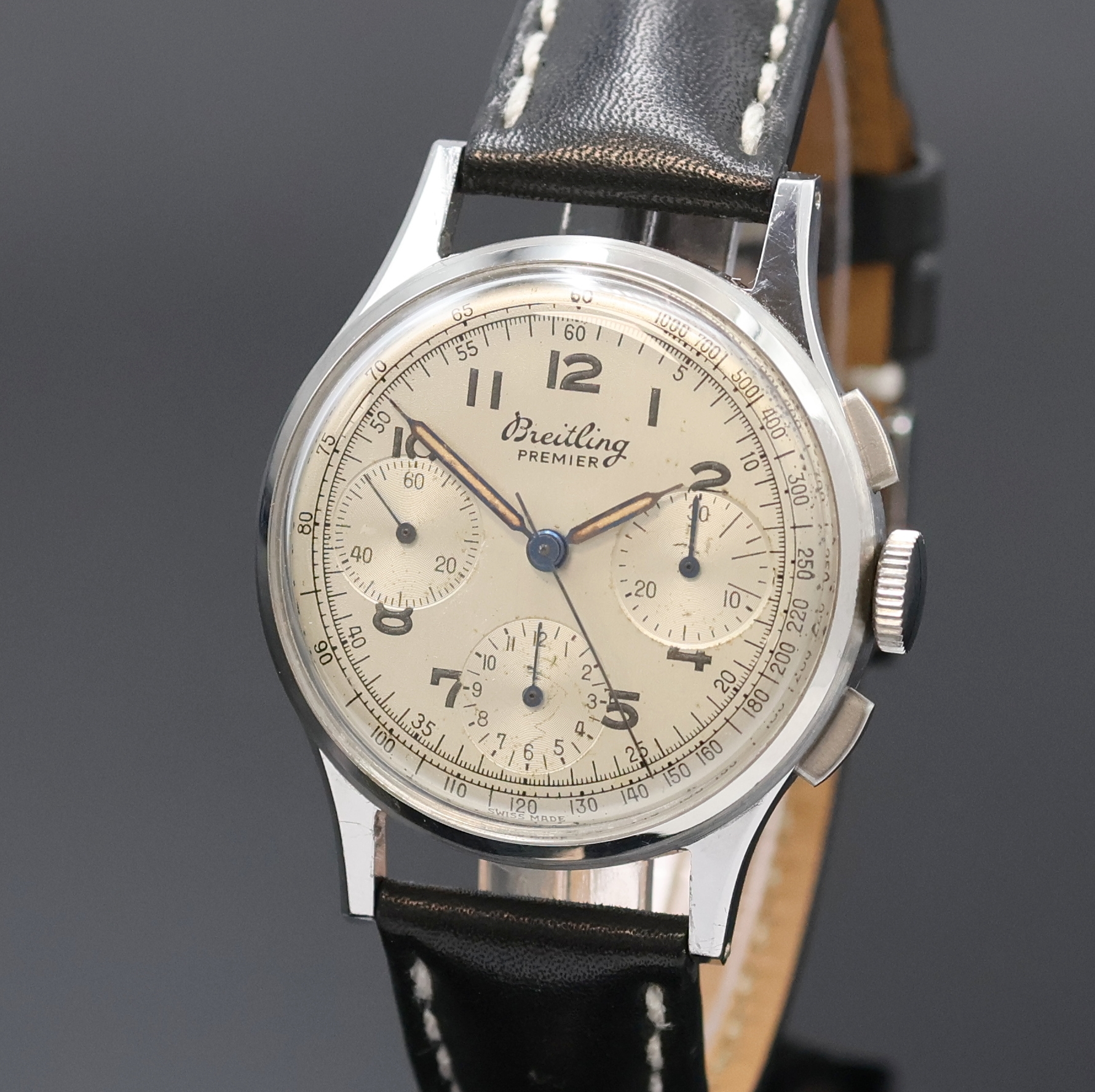 Detail a: BREITLING Premier Schaltradchronograph Referenz 787, Handaufzug, Schweiz um 1945, 3-teil. Stahlgeh., Boden und Glasrand aufgedr., silb. Zifferbl. m. ...