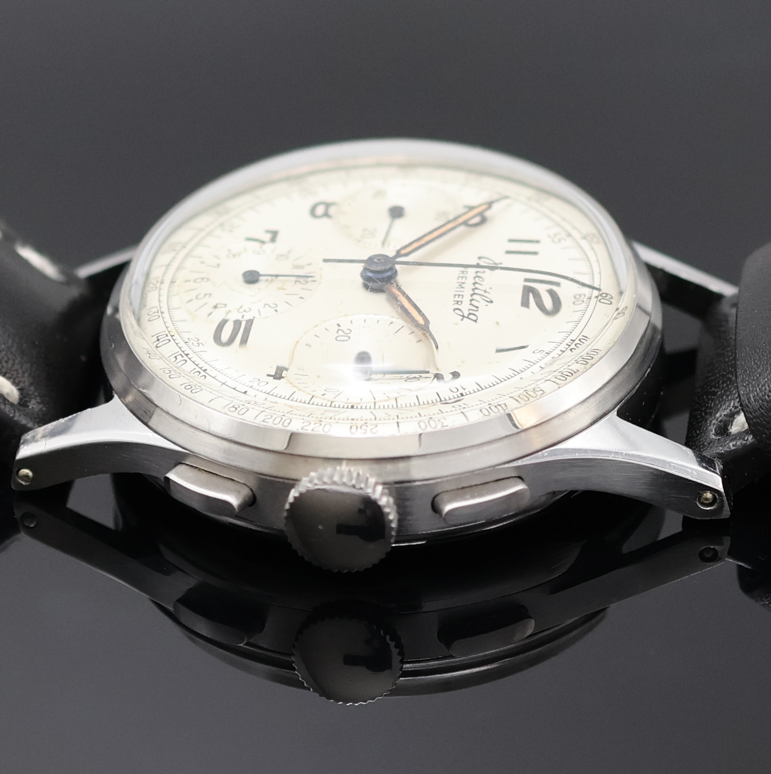 Detail c: BREITLING Premier Schaltradchronograph Referenz 787, Handaufzug, Schweiz um 1945, 3-teil. Stahlgeh., Boden und Glasrand aufgedr., silb. Zifferbl. m. ...