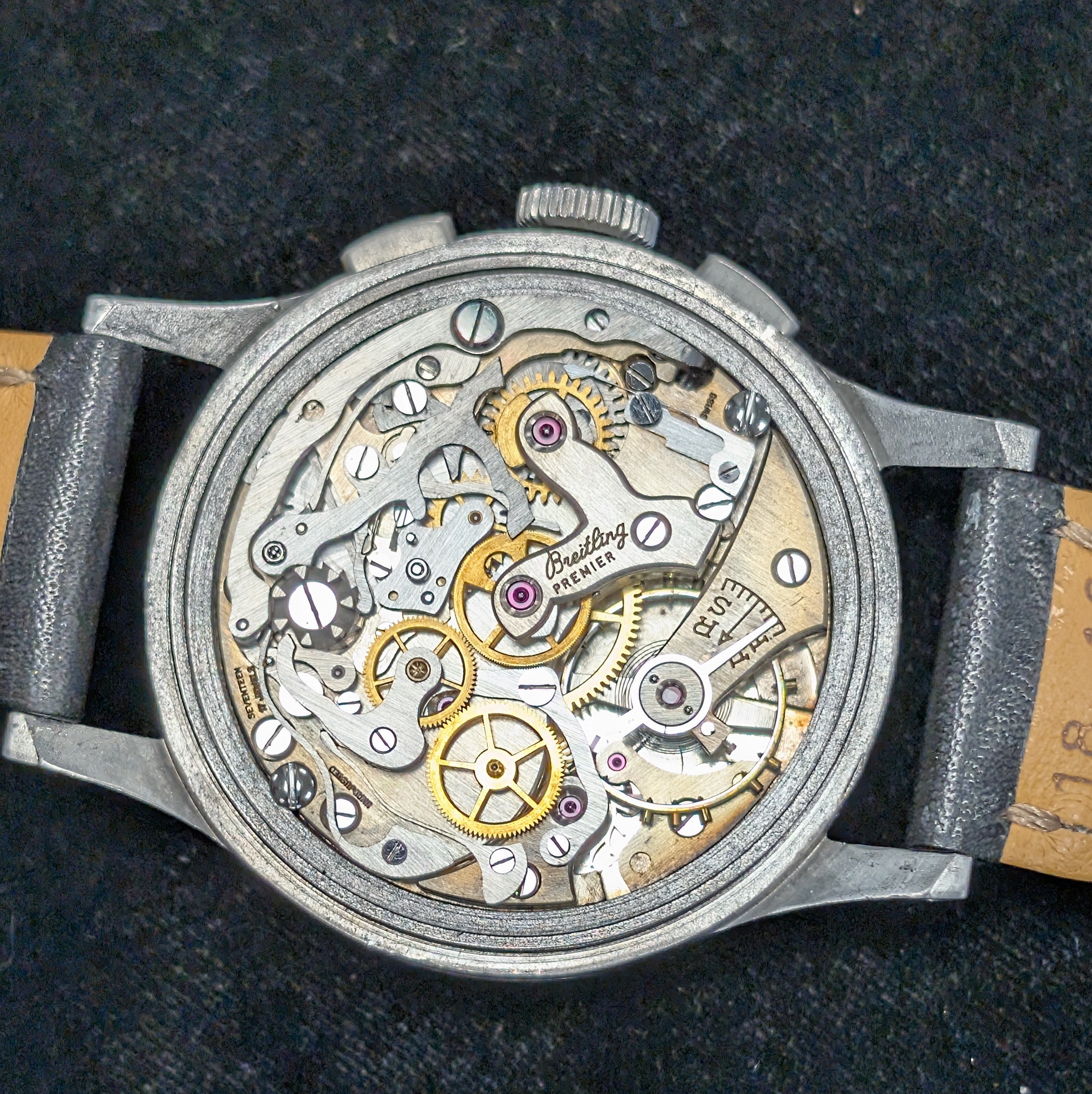 Detail e: BREITLING Premier Schaltradchronograph Referenz 787, Handaufzug, Schweiz um 1945, 3-teil. Stahlgeh., Boden und Glasrand aufgedr., silb. Zifferbl. m. ...