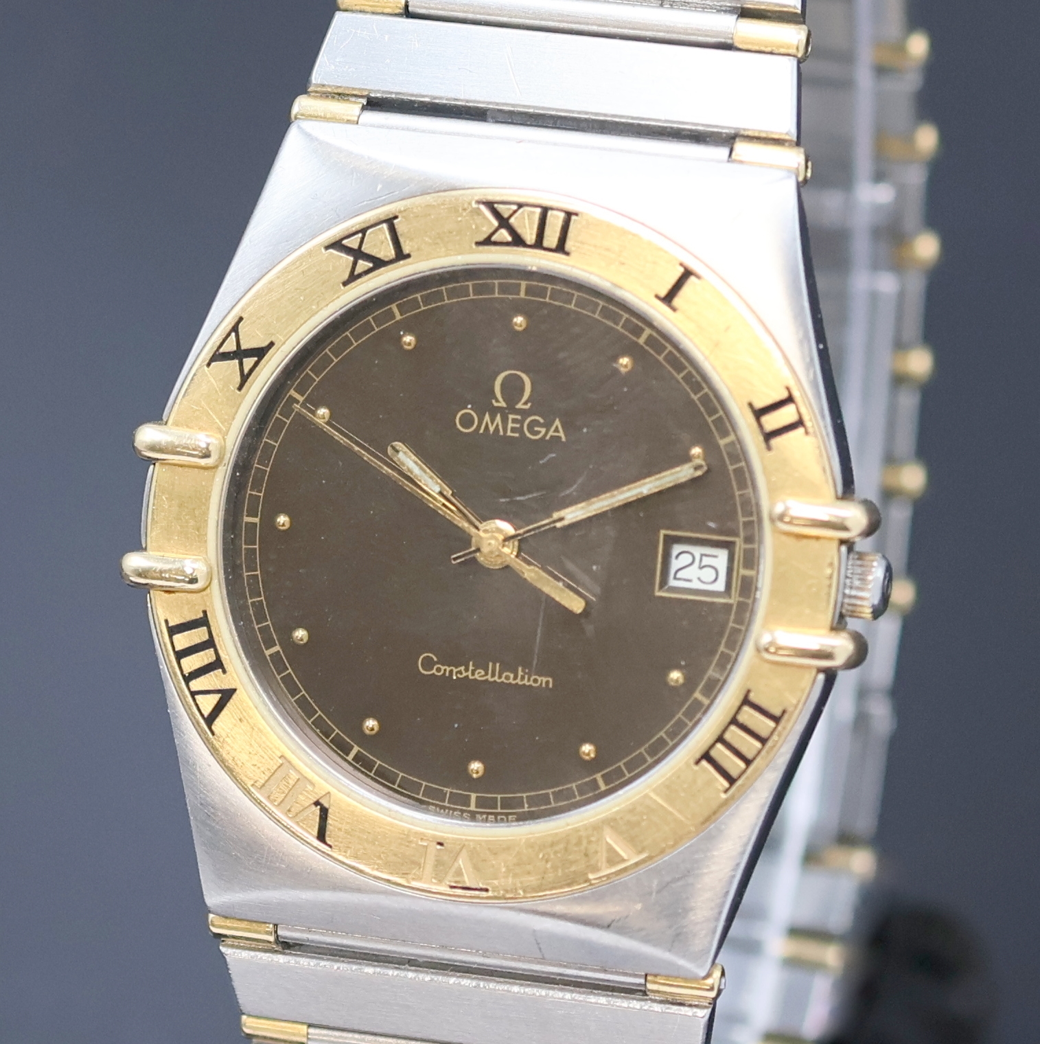 Detail a: OMEGA Herrenarmbanduhr Constellation Referenz 396.1070/396.1080, Schweiz um 1990, Edelstahl/gold kombiniert inkl. Gliederband, Boden aufgedr., ...