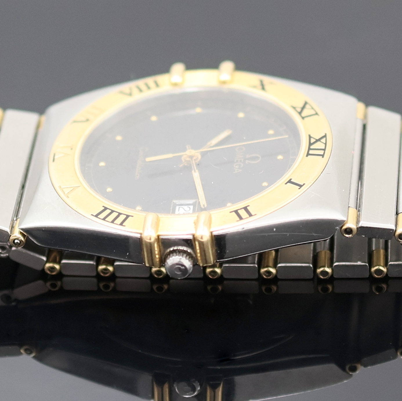 Detail c: OMEGA Herrenarmbanduhr Constellation Referenz 396.1070/396.1080, Schweiz um 1990, Edelstahl/gold kombiniert inkl. Gliederband, Boden aufgedr., ...
