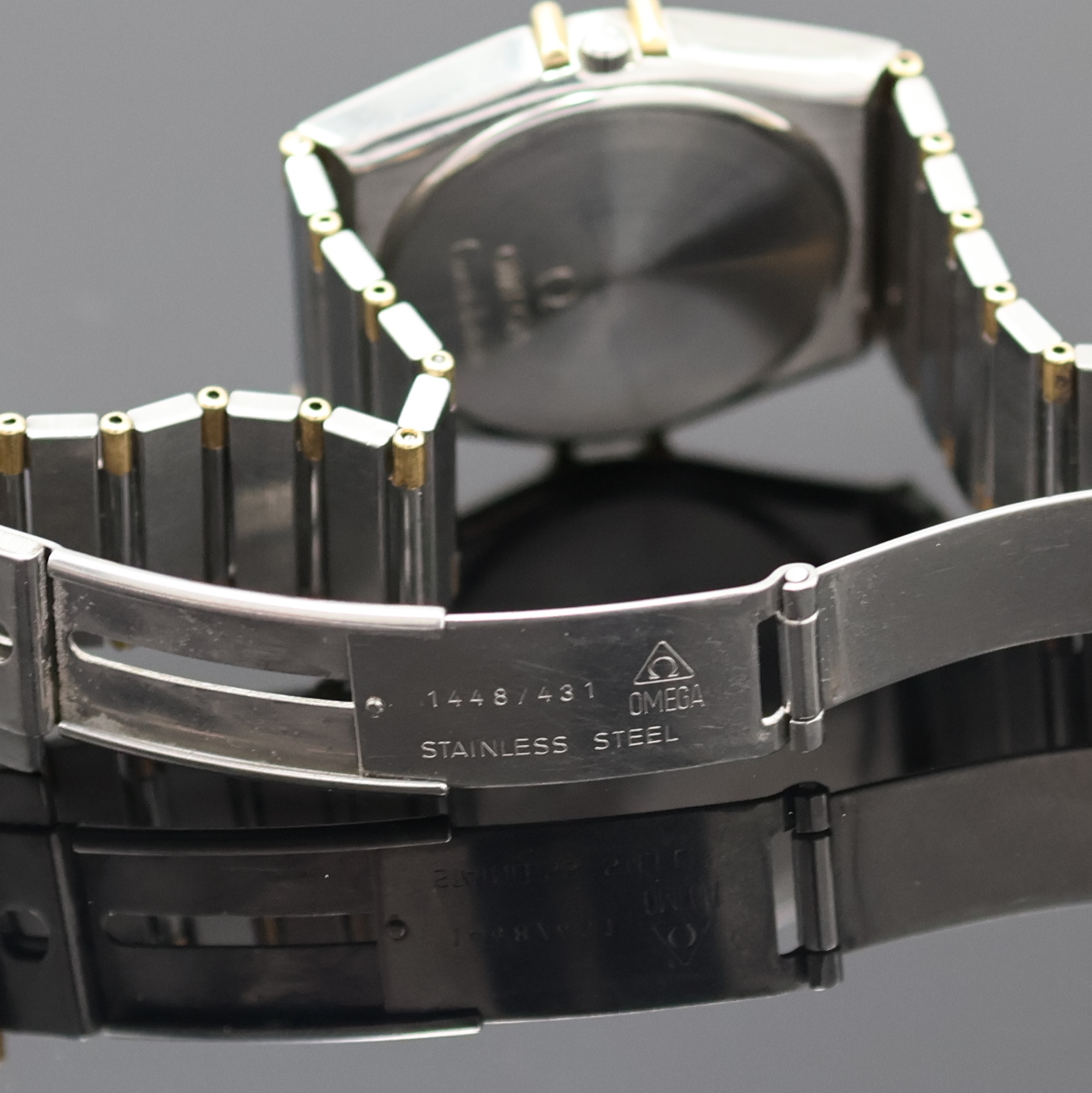 Detail d: OMEGA Herrenarmbanduhr Constellation Referenz 396.1070/396.1080, Schweiz um 1990, Edelstahl/gold kombiniert inkl. Gliederband, Boden aufgedr., ...